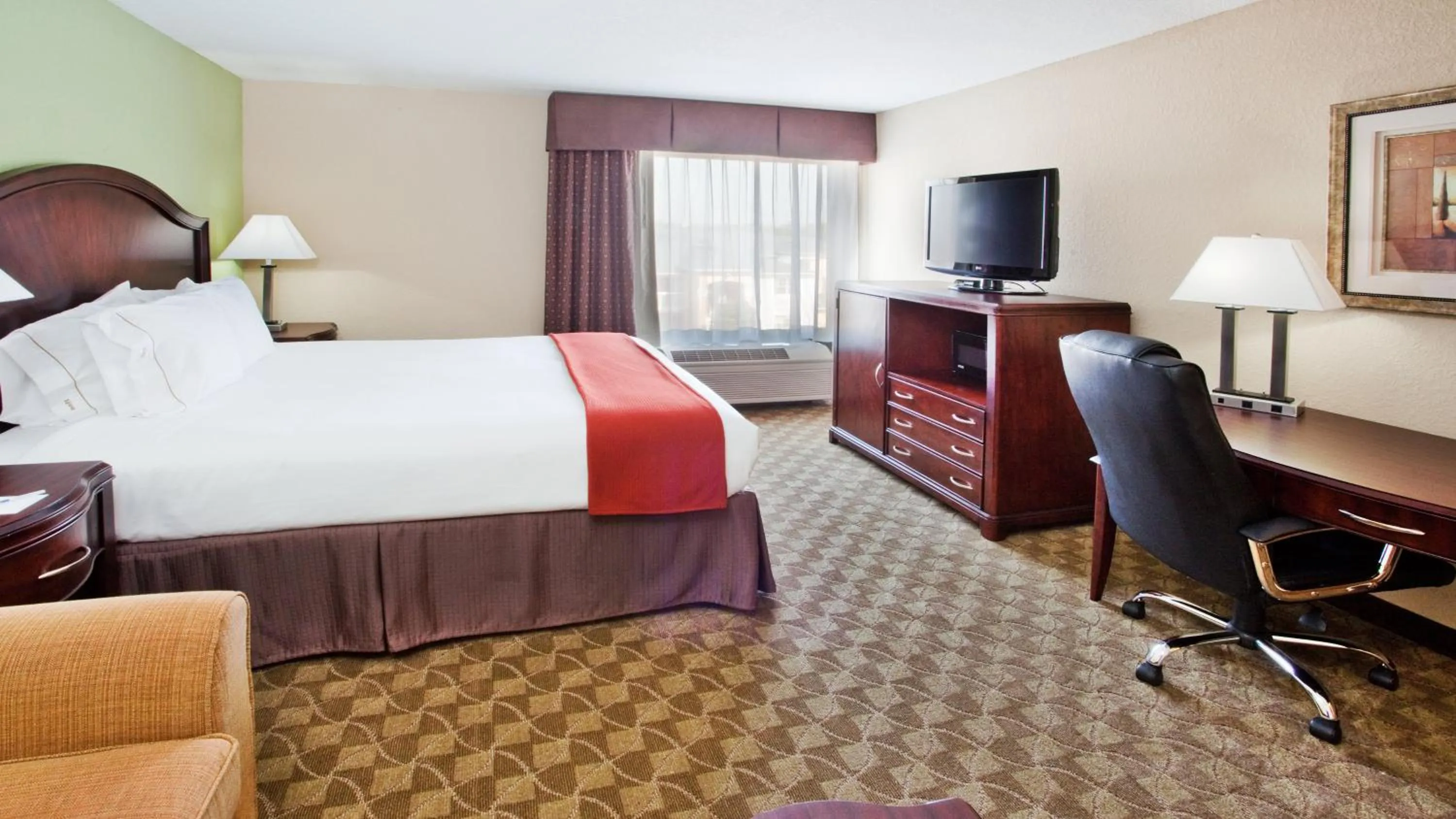 Photo of the whole room, Bed in Holiday Inn Express Peachtree Corners-Norcross by IHG