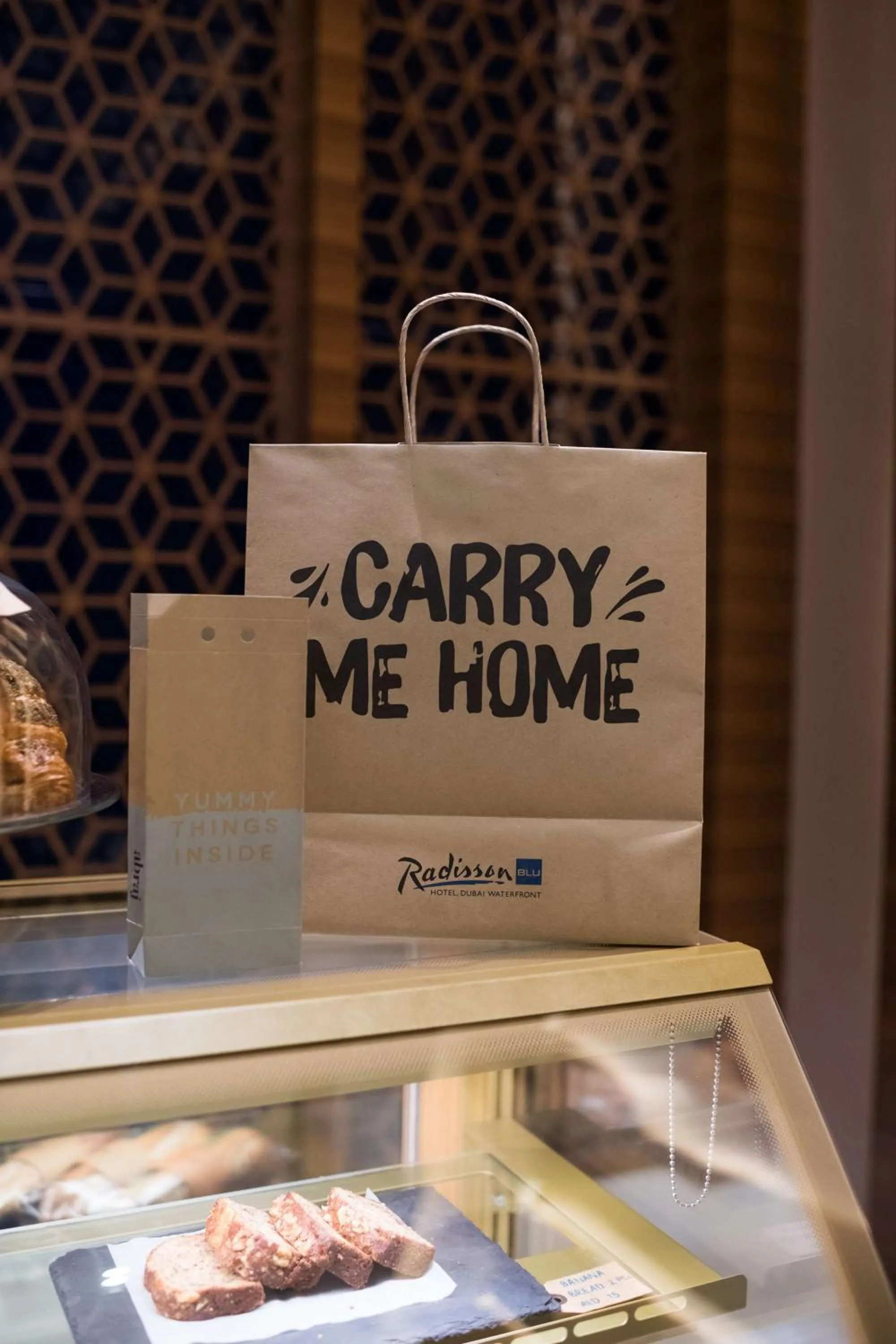 Lounge or bar in Radisson Blu Hotel, Dubai Waterfront