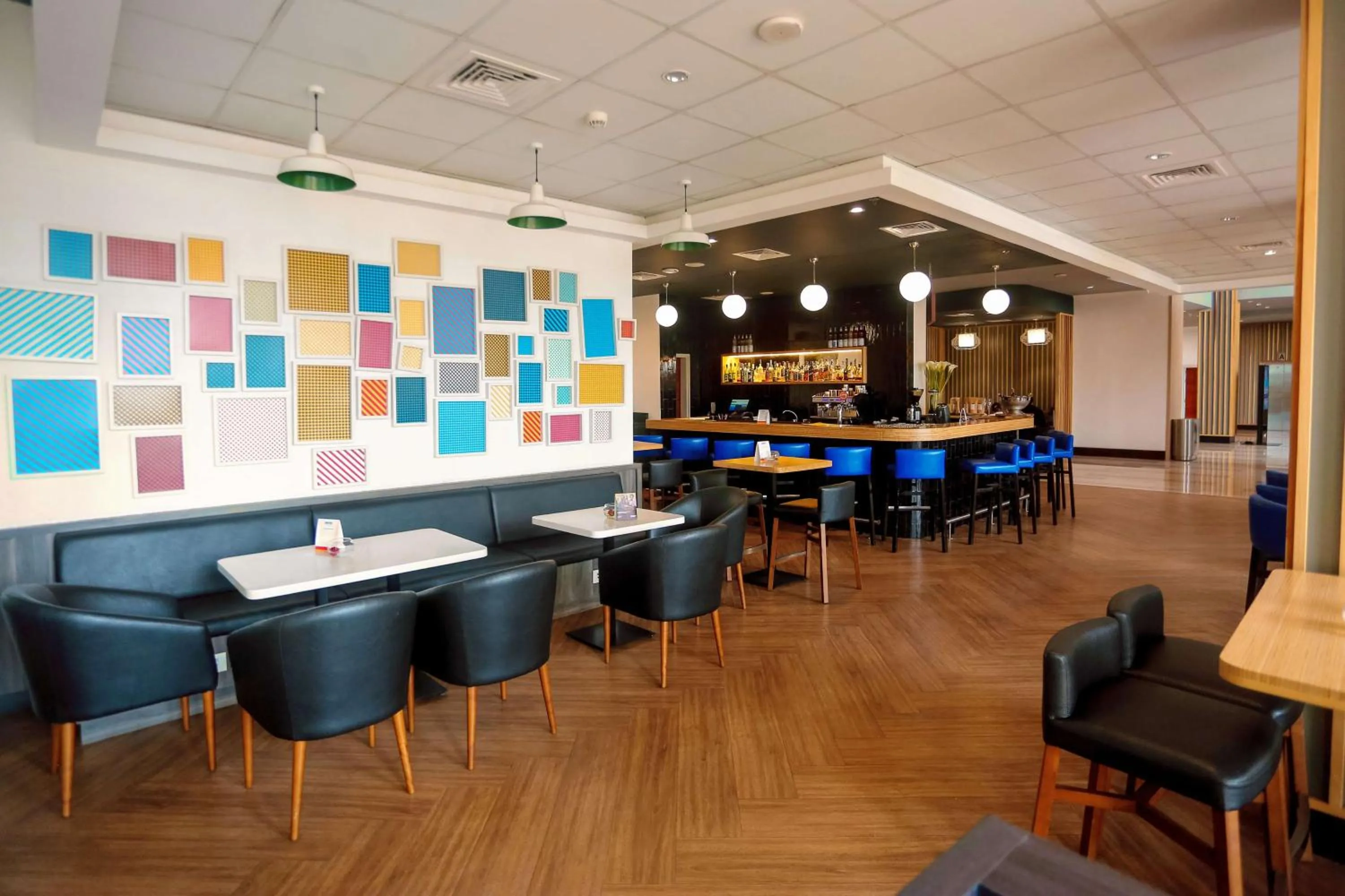 Lounge or bar in Park Inn by Radisson, Kigali