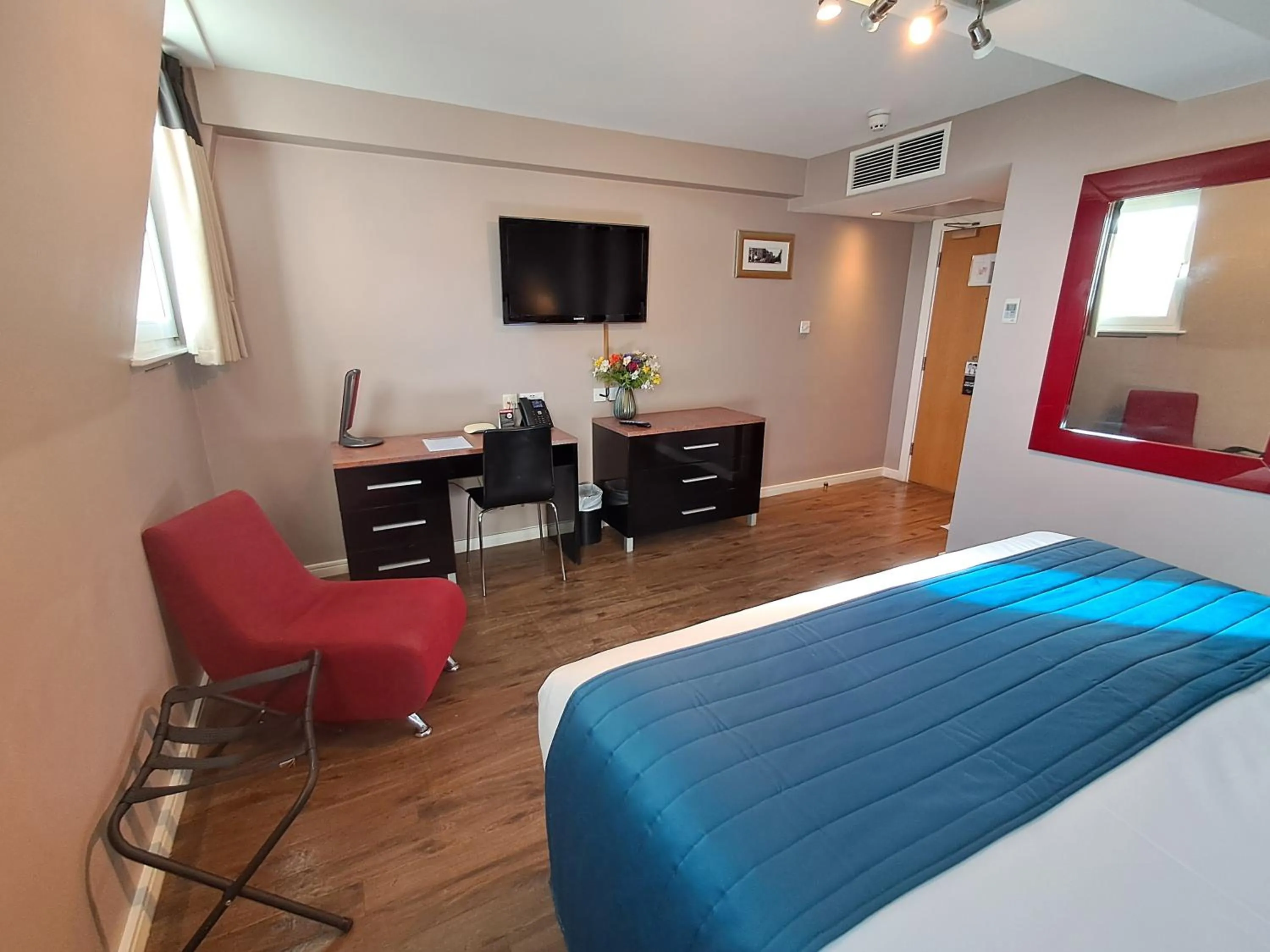 Bedroom, Bed in The Royal Hotel Cardiff