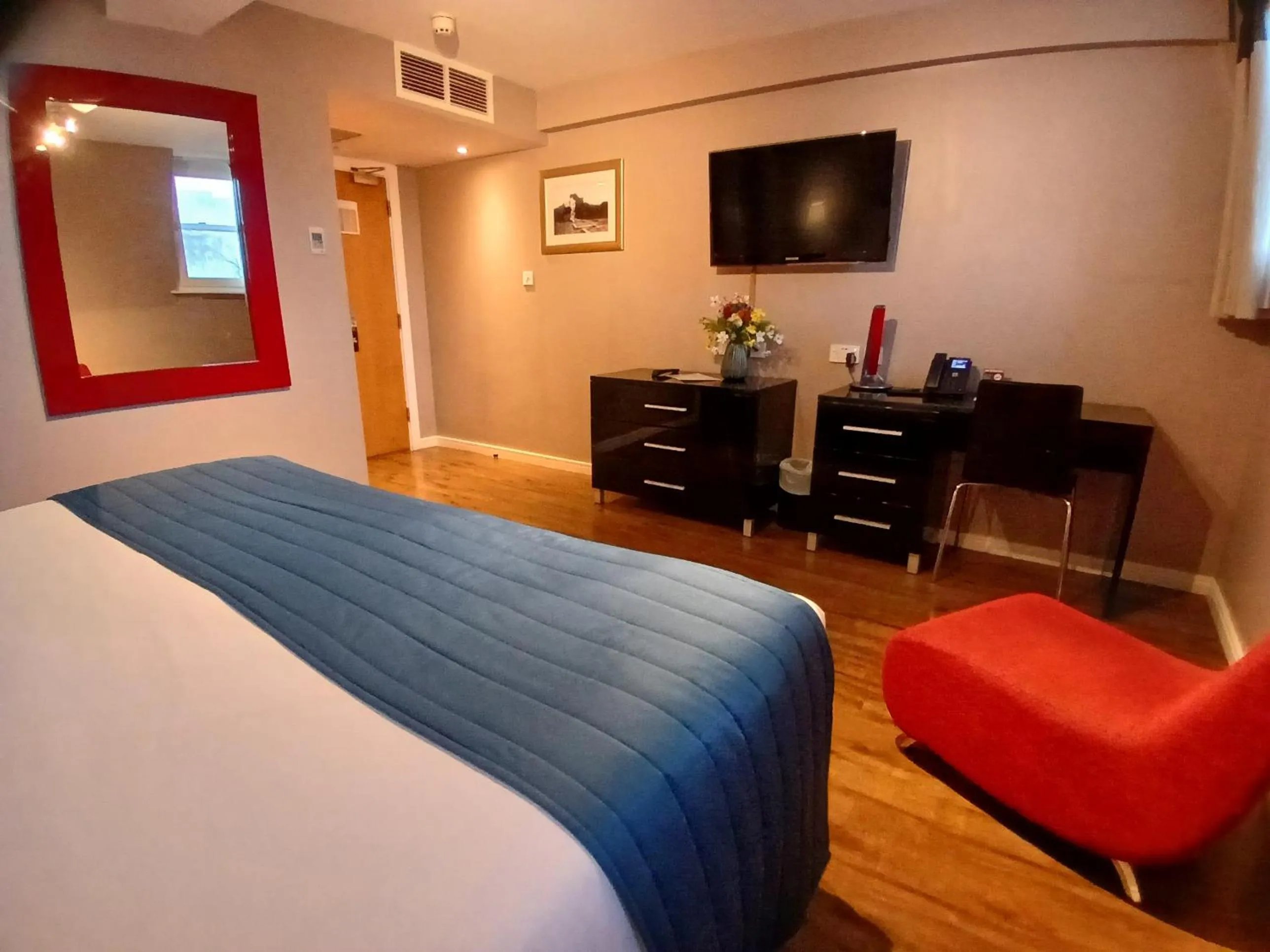 Bedroom, Bed in The Royal Hotel Cardiff