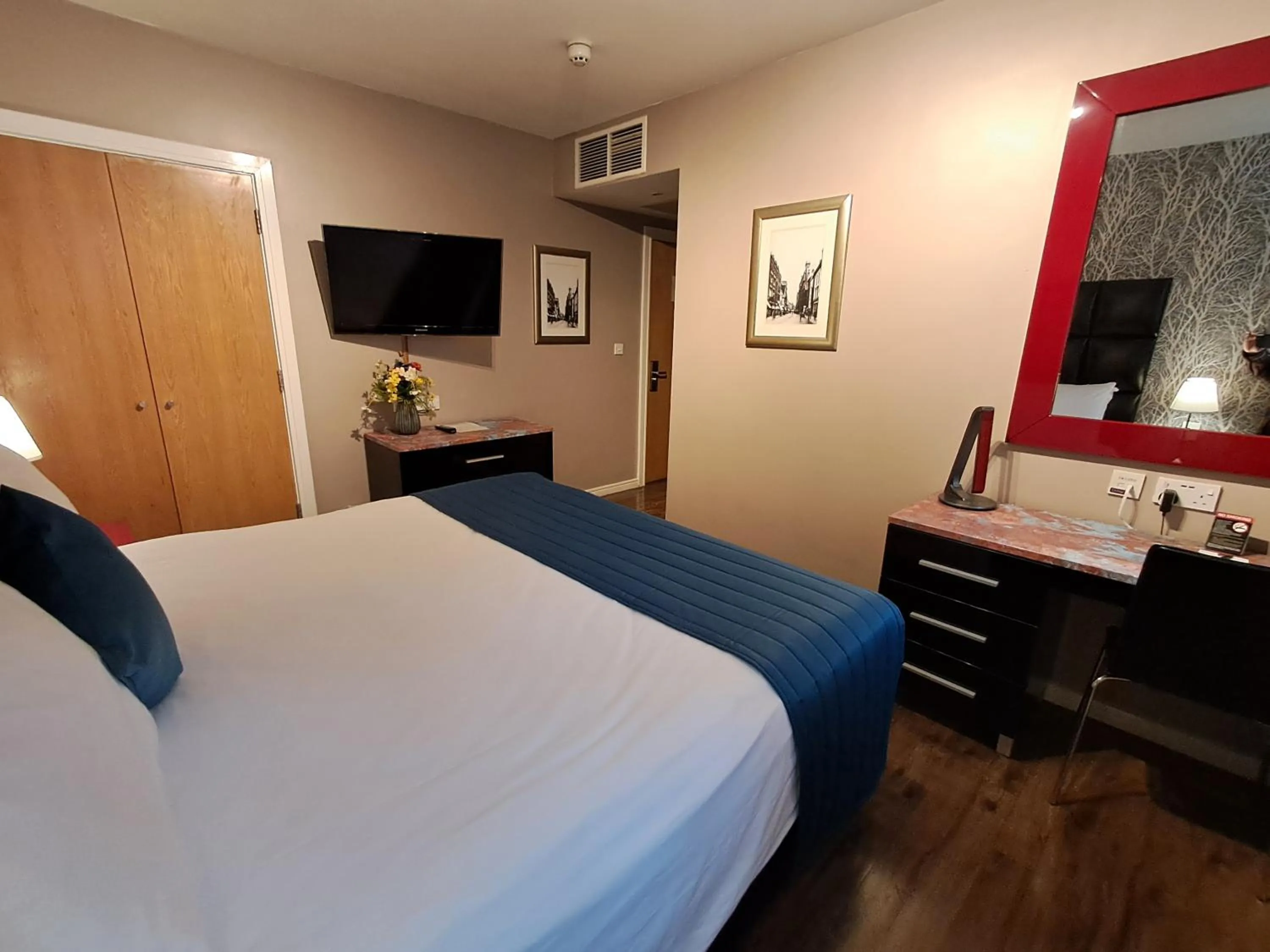 TV and multimedia, Bed in The Royal Hotel Cardiff