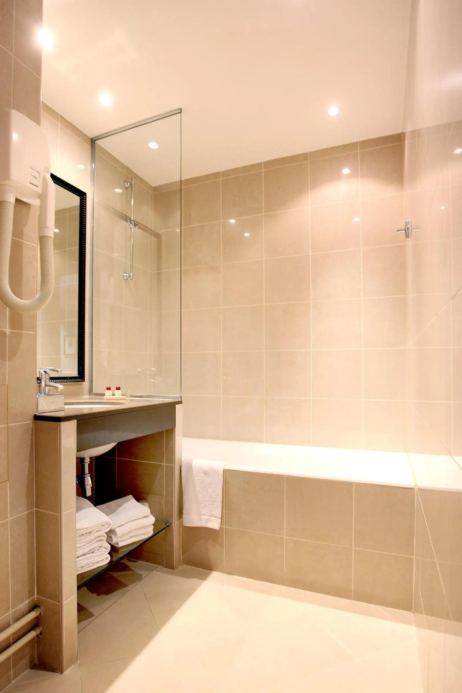Bathroom in Hotel Albe Bastille