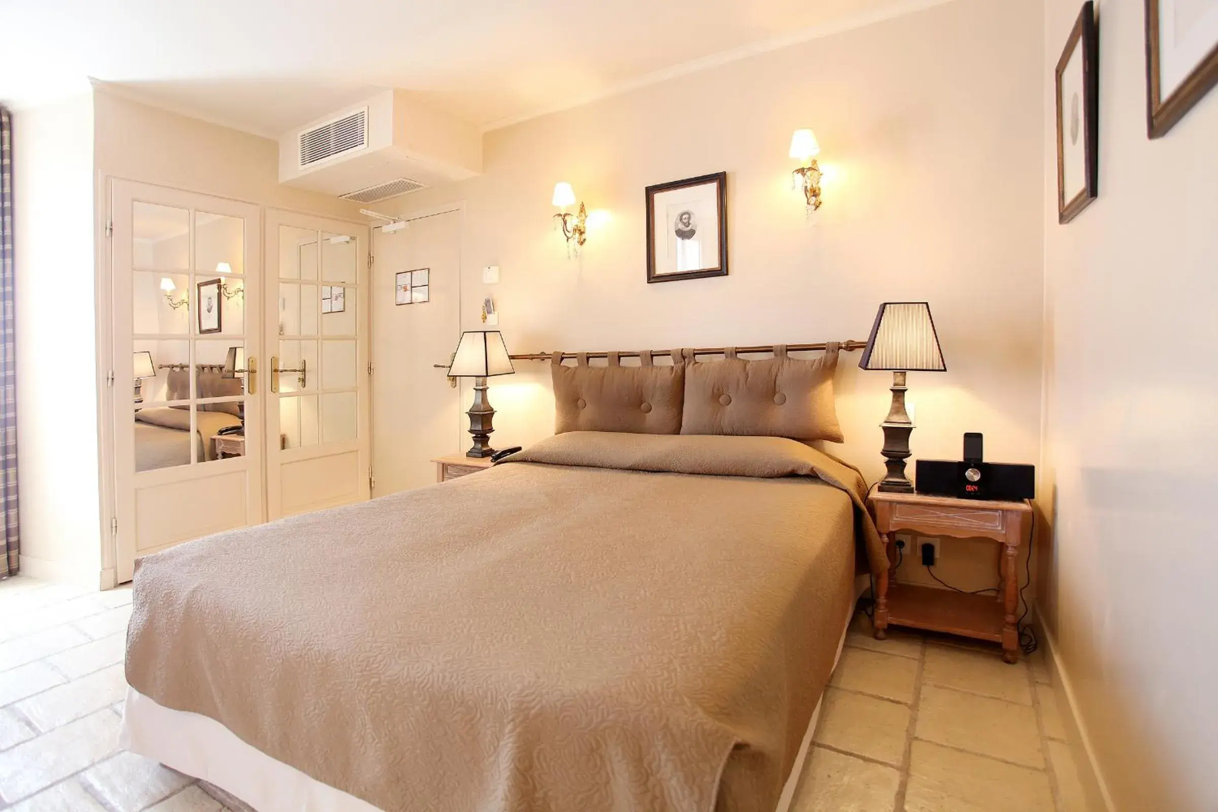 Quadruple Room in Hotel Albe Bastille Quadruple Room in Hotel Albe Bastille