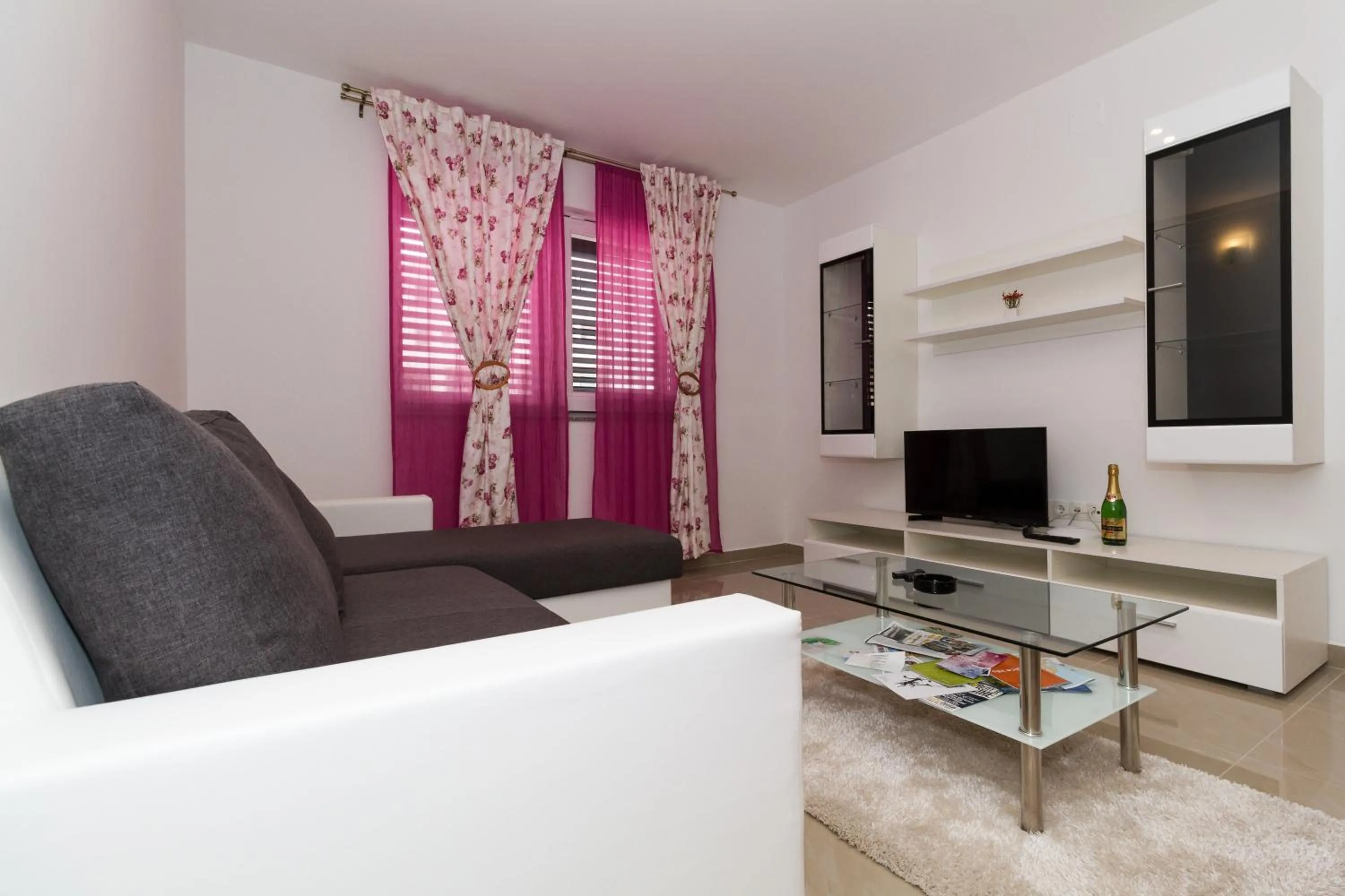 Communal lounge/ TV room in Apartments Villa-Ines Center