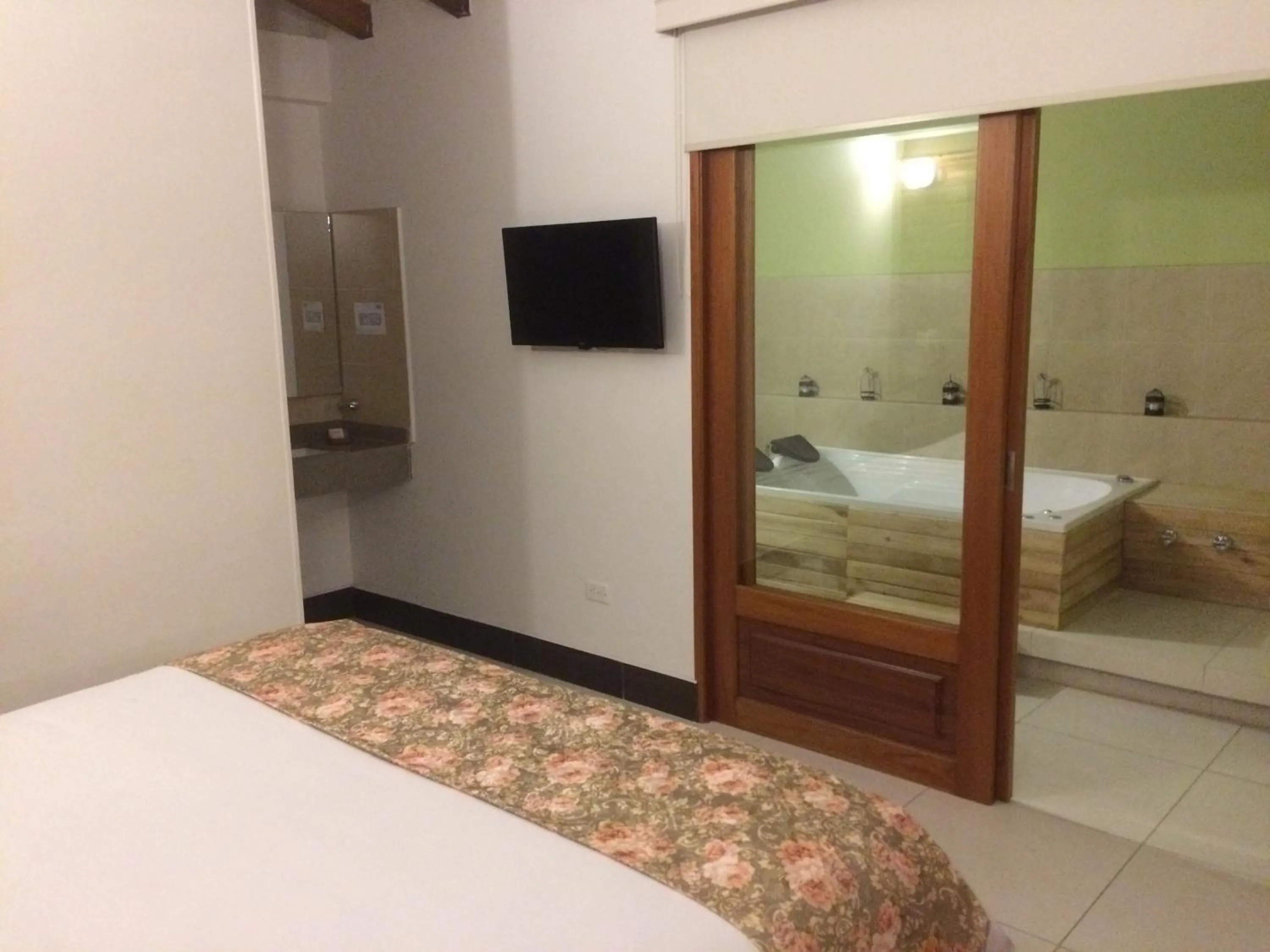 Bath, Bed in Hotel El Giro