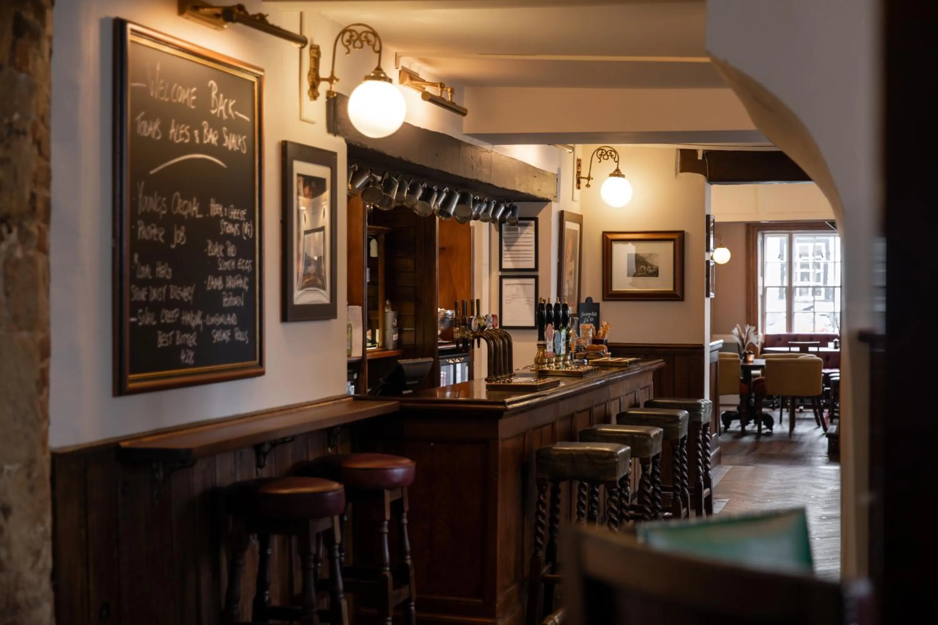 Lounge or bar in The Lamb Inn