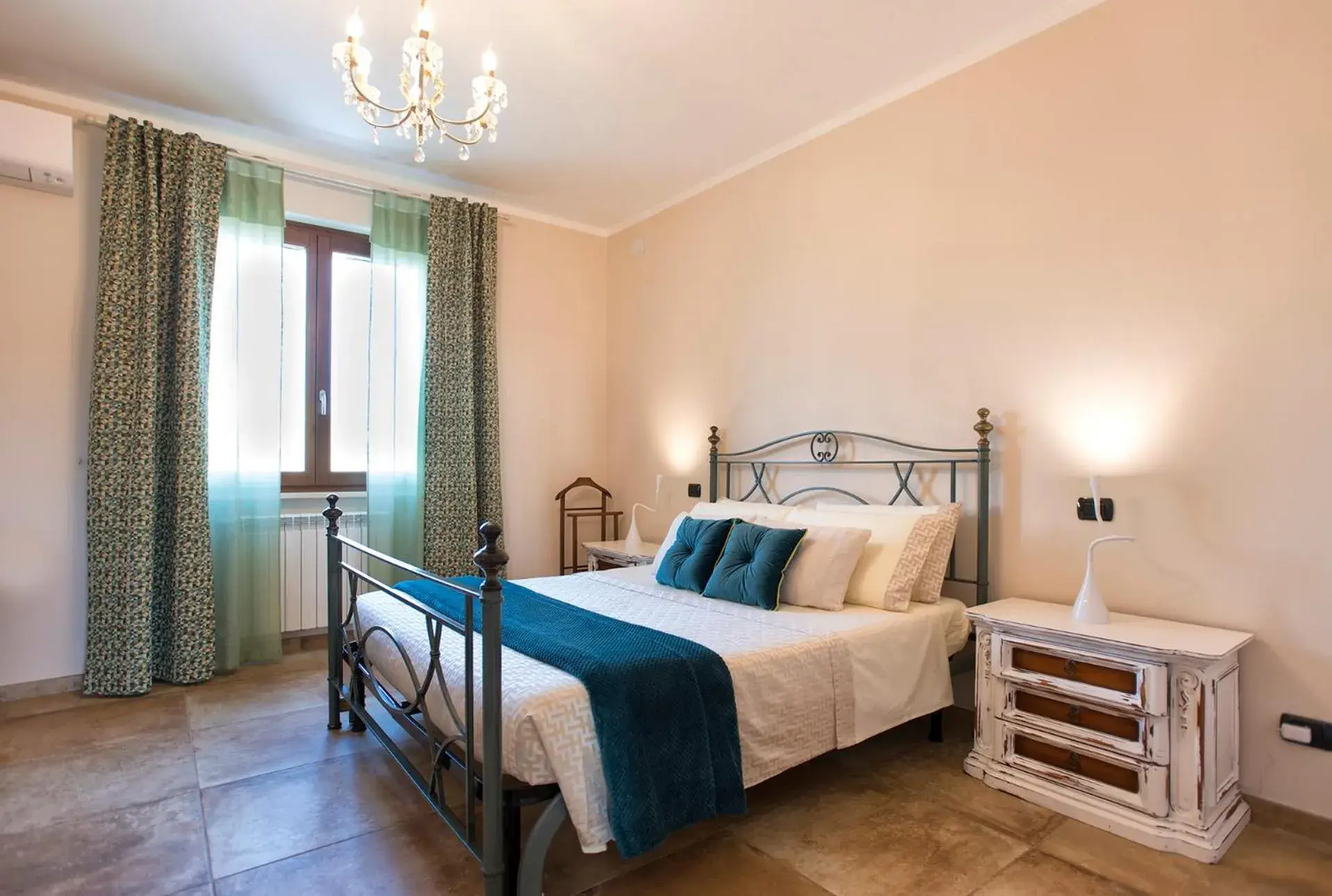 Queen Room with Spa Bath - single occupancy in Villa Malvasio Pool and Jacuzzi Room Sassari Queen Room with Spa Bath - single occupancy in Villa Malvasio Pool and Jacuzzi Room Sassari