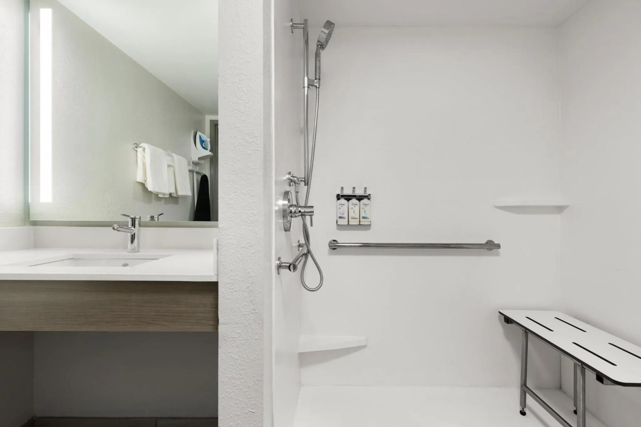 Photo of the whole room in Holiday Inn Express Savannah Airport by IHG