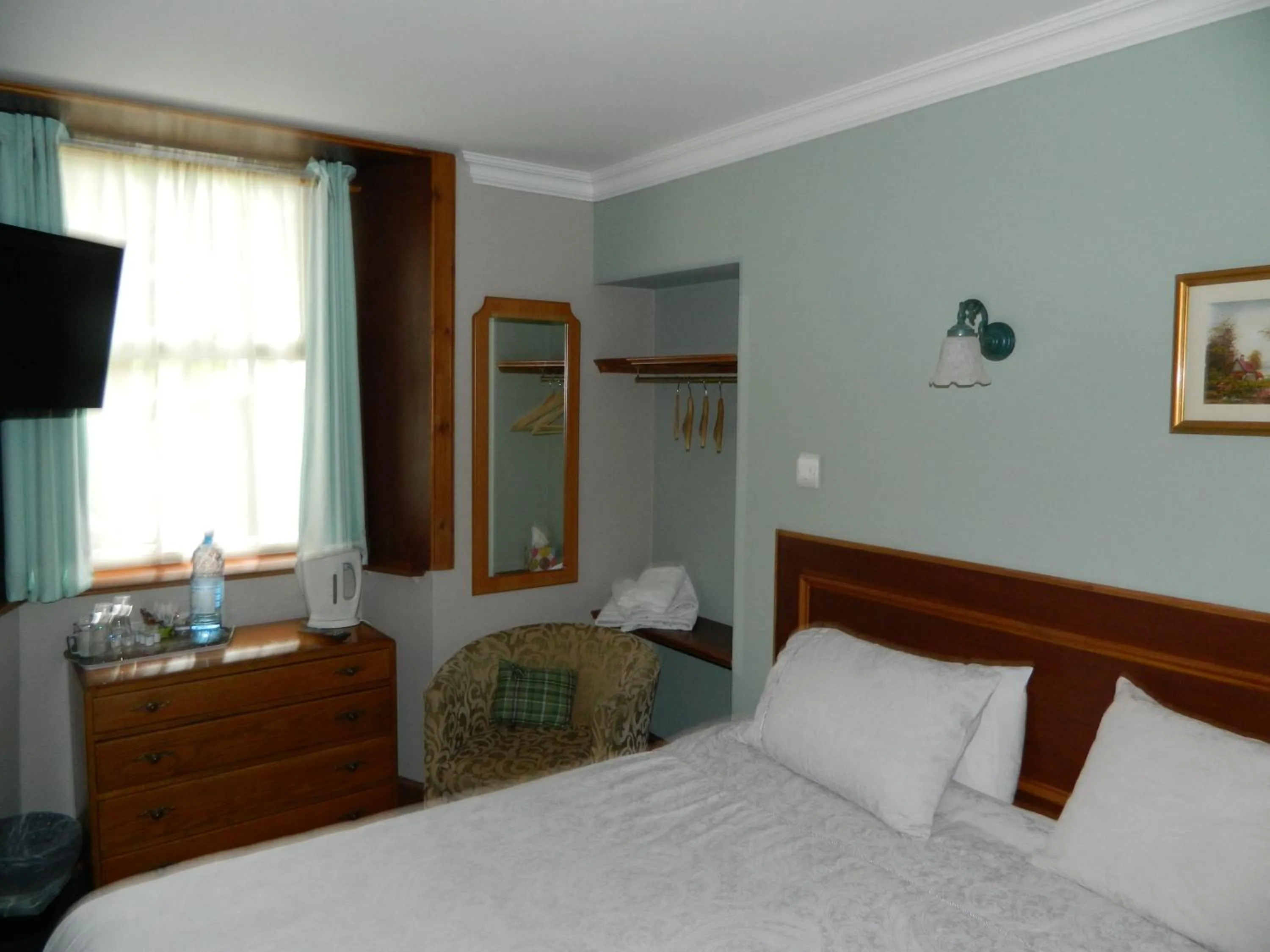 Bedroom, Bed in Sunnyside House