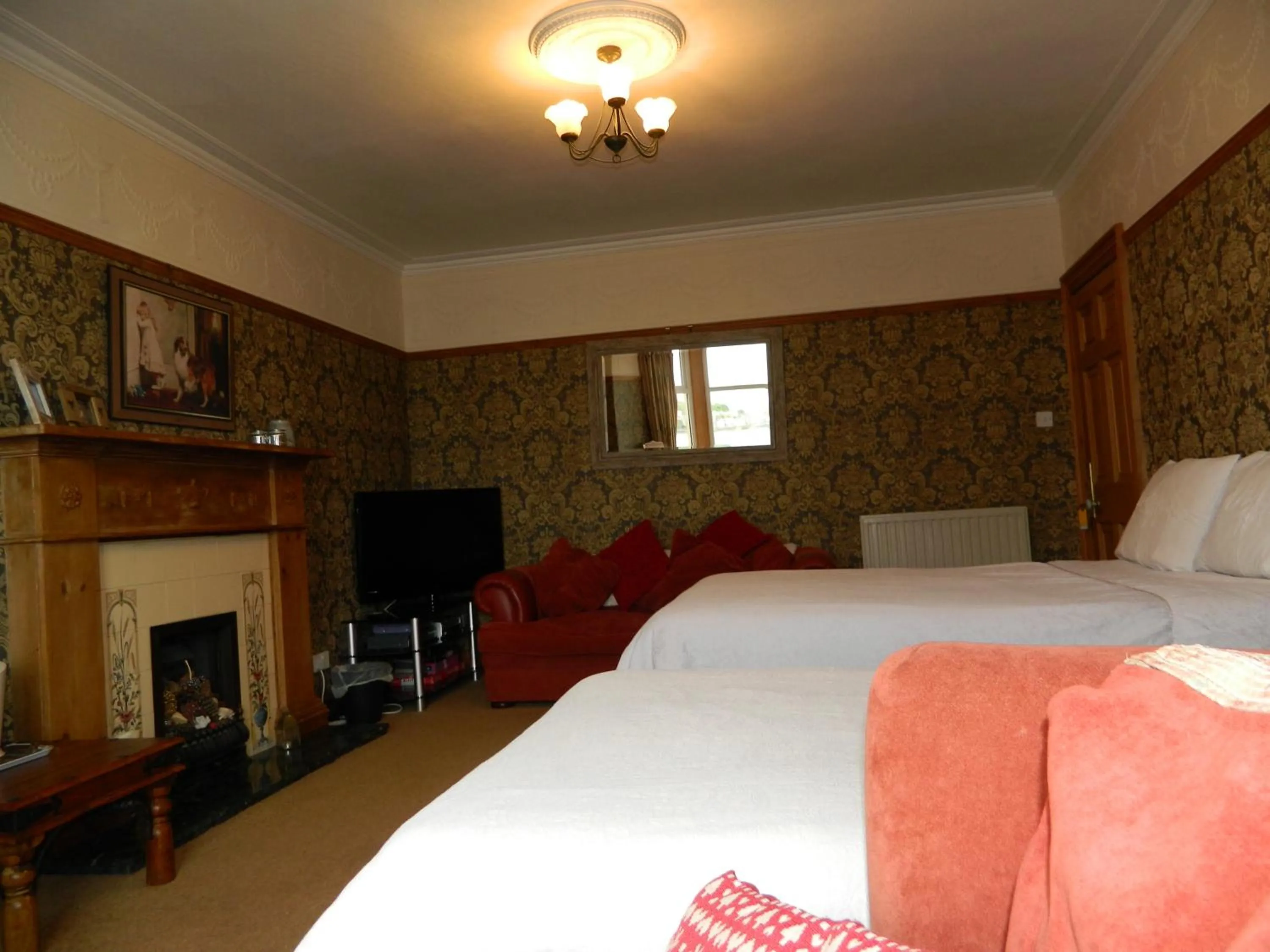 Photo of the whole room, Bed in Sunnyside House