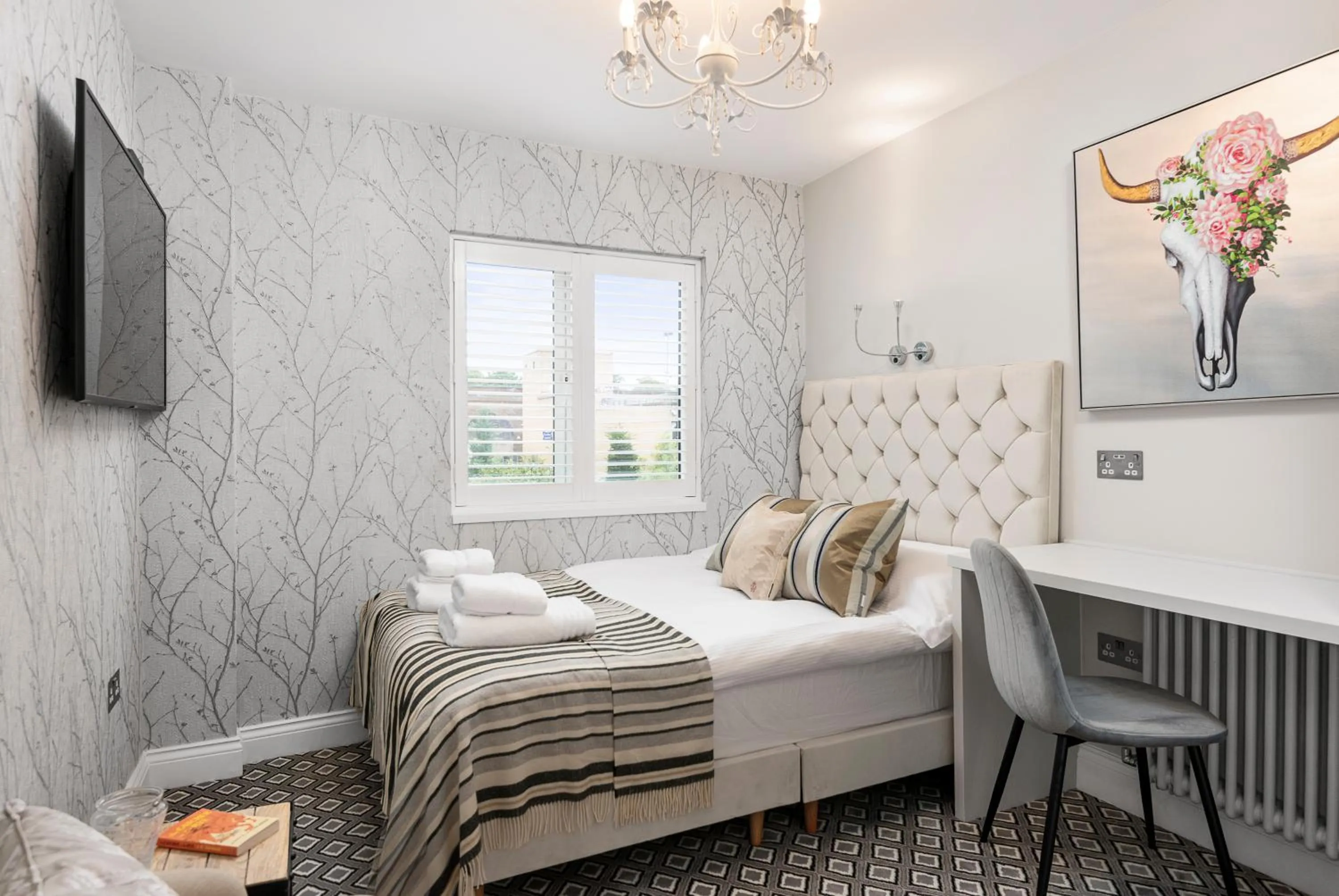 Photo of the whole room, Bed in Windsorian Experience