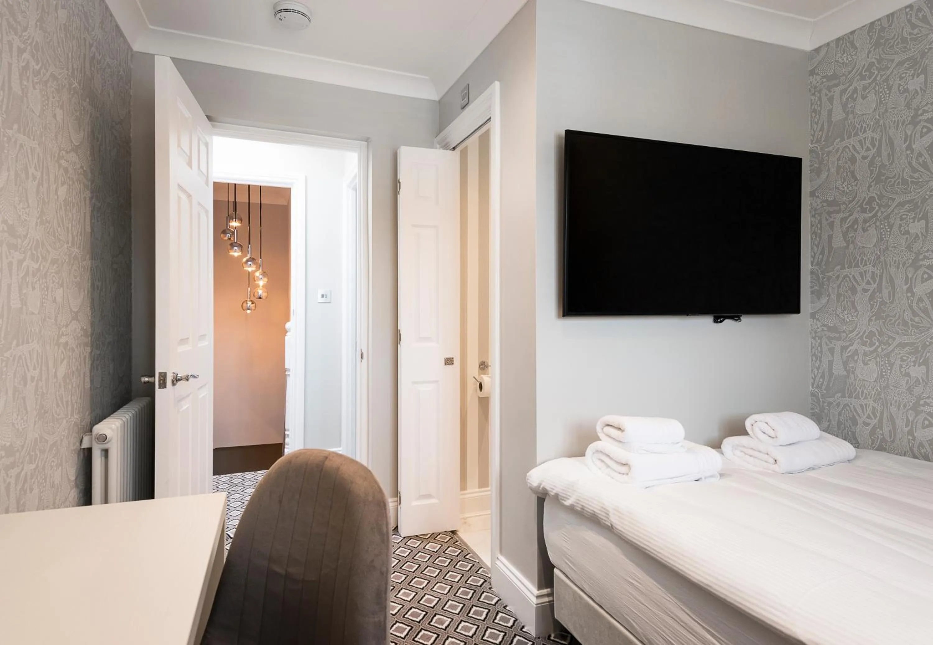 Bedroom, Bed in Windsorian Experience