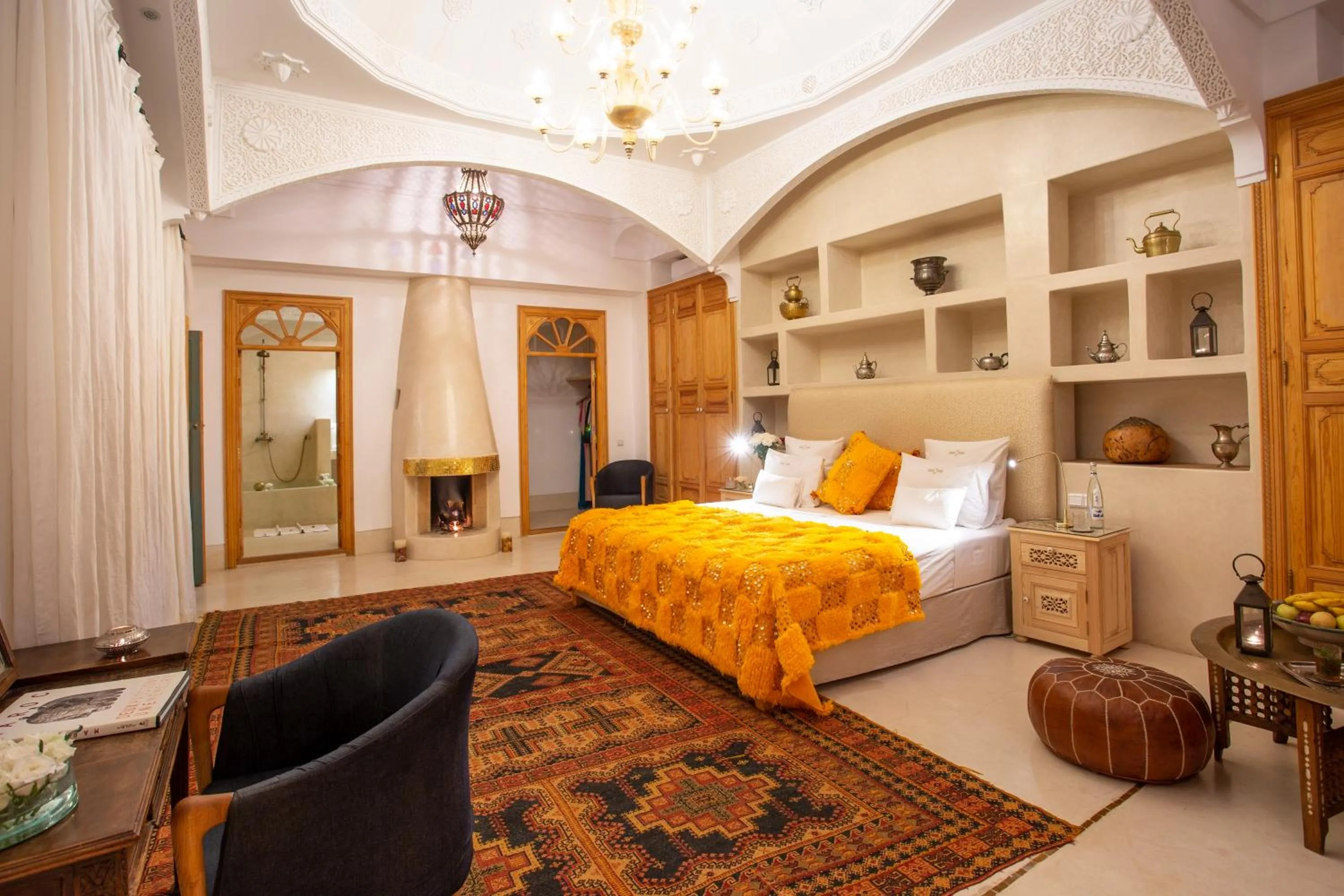 Living room, Bed in Riad Azahar