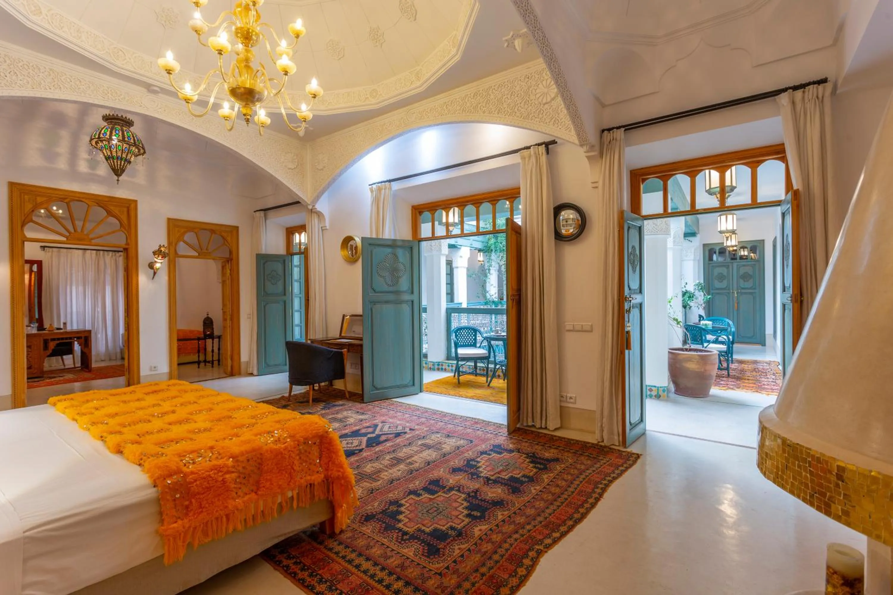 Living room, Bed in Riad Azahar