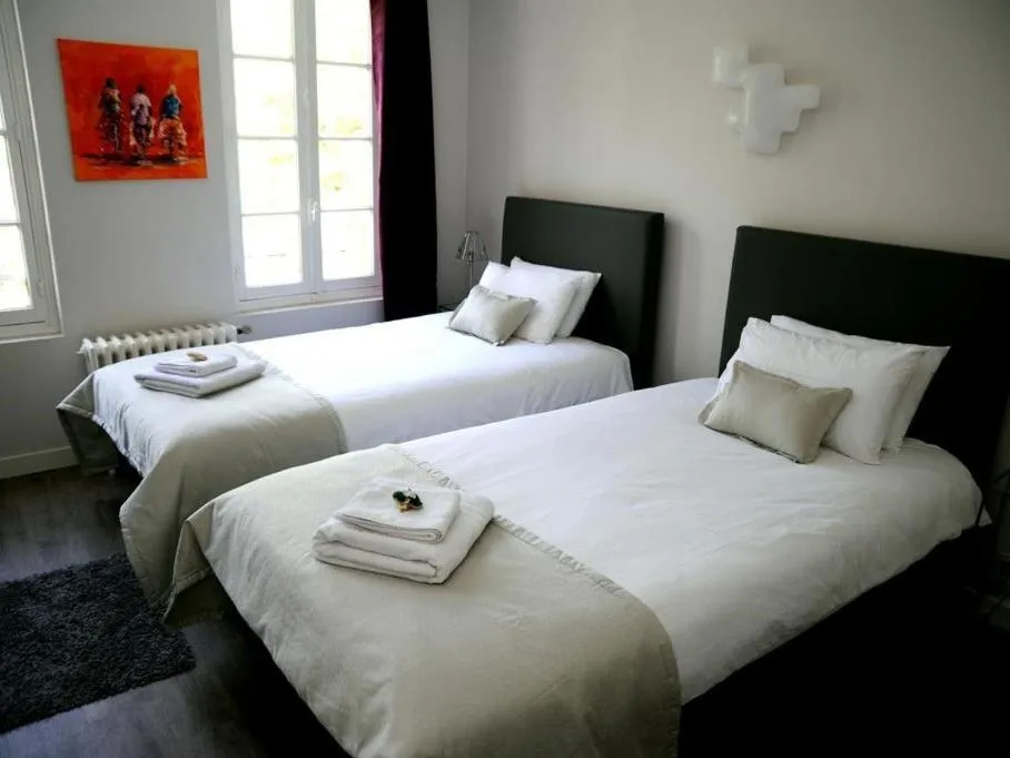 Bedroom, Bed in Face Au Jardin