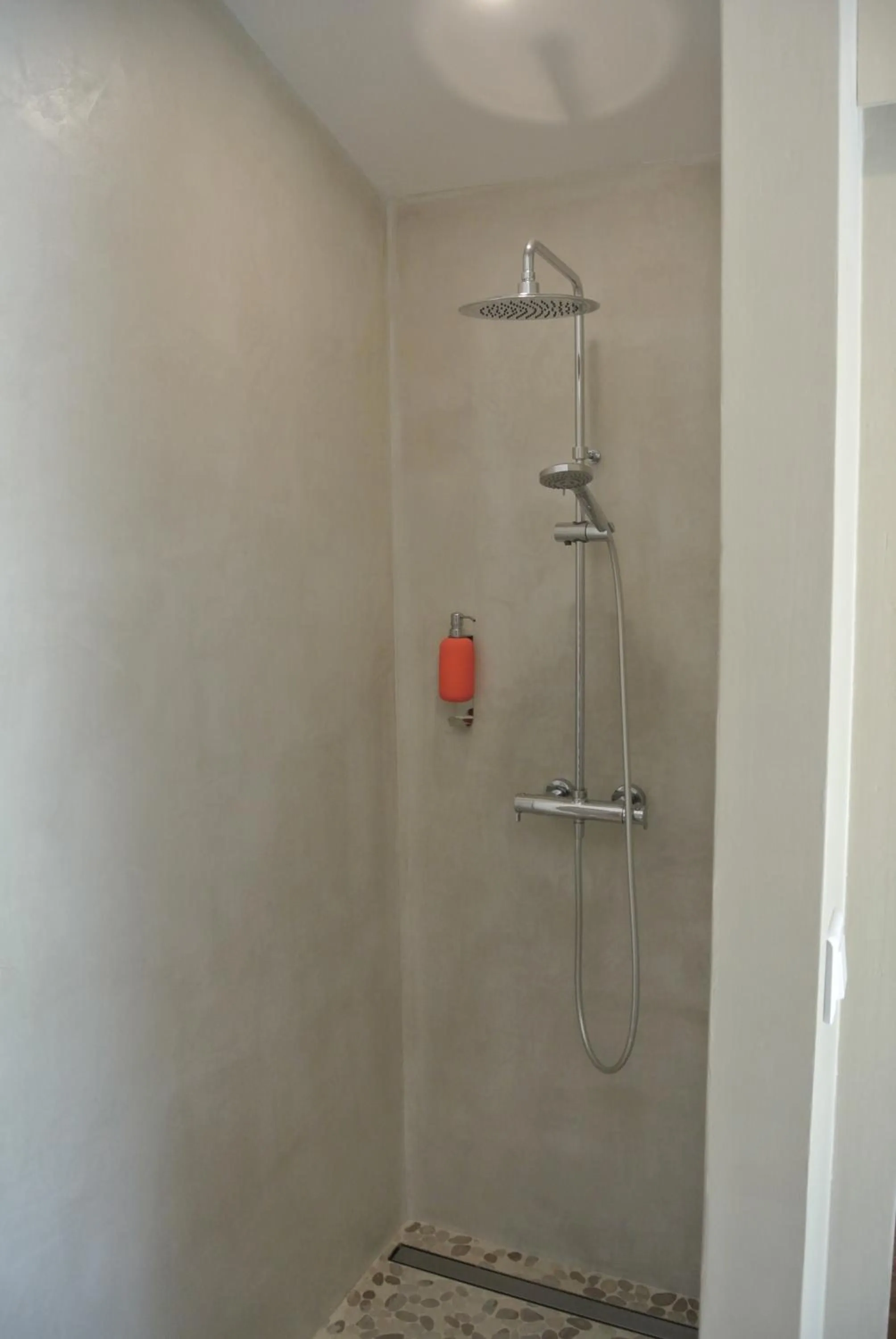 Shower in les epis du vent