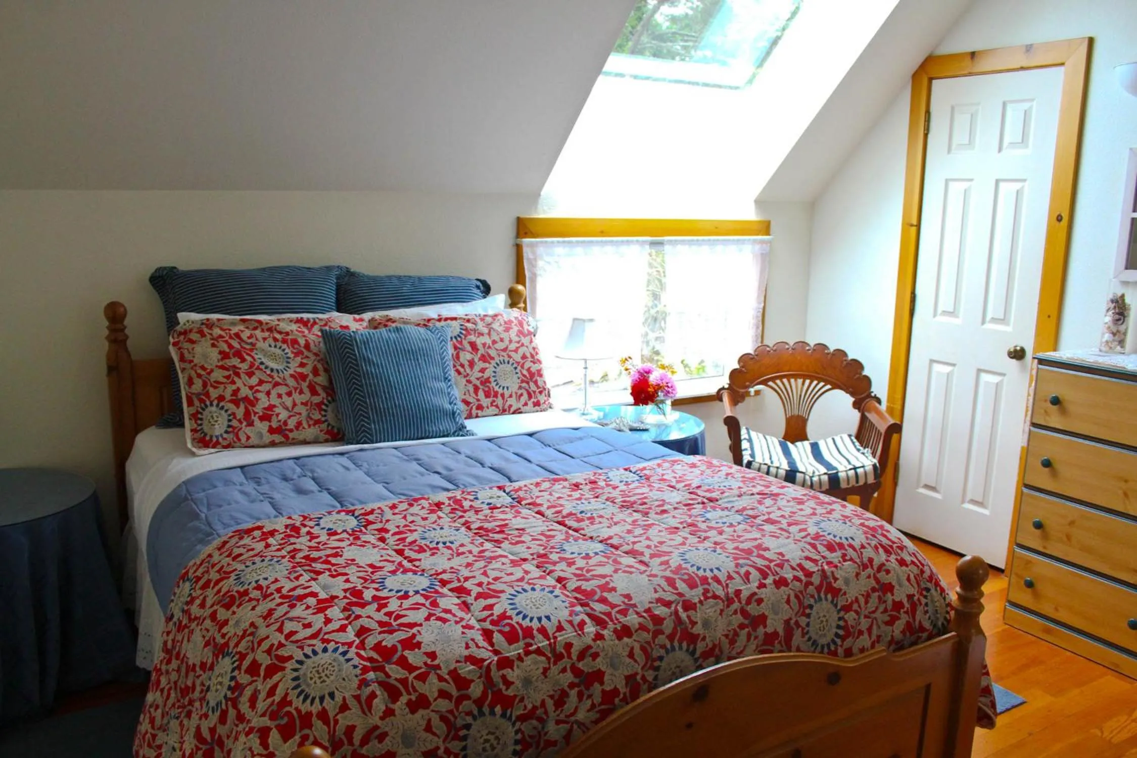 Photo of the whole room, Bed in Lost Whale Inn