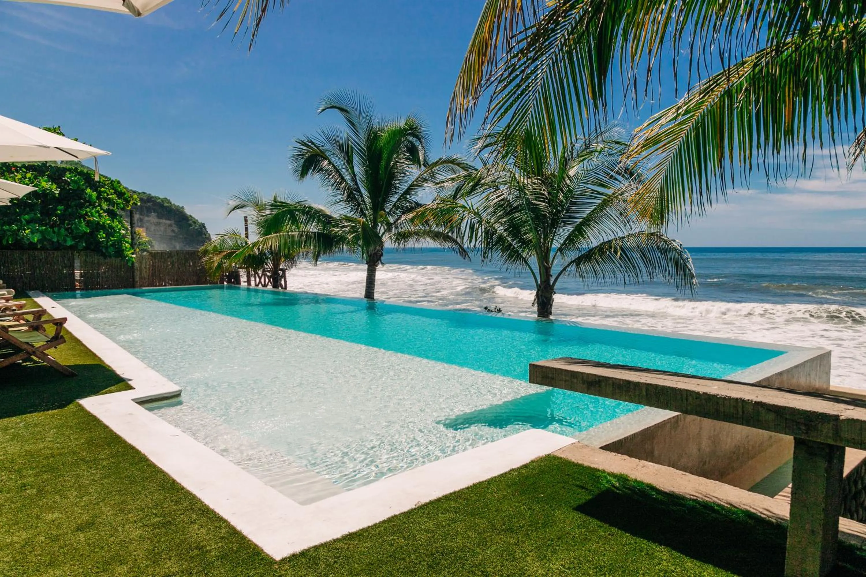 Puro Surf Hotel & Performance Academy