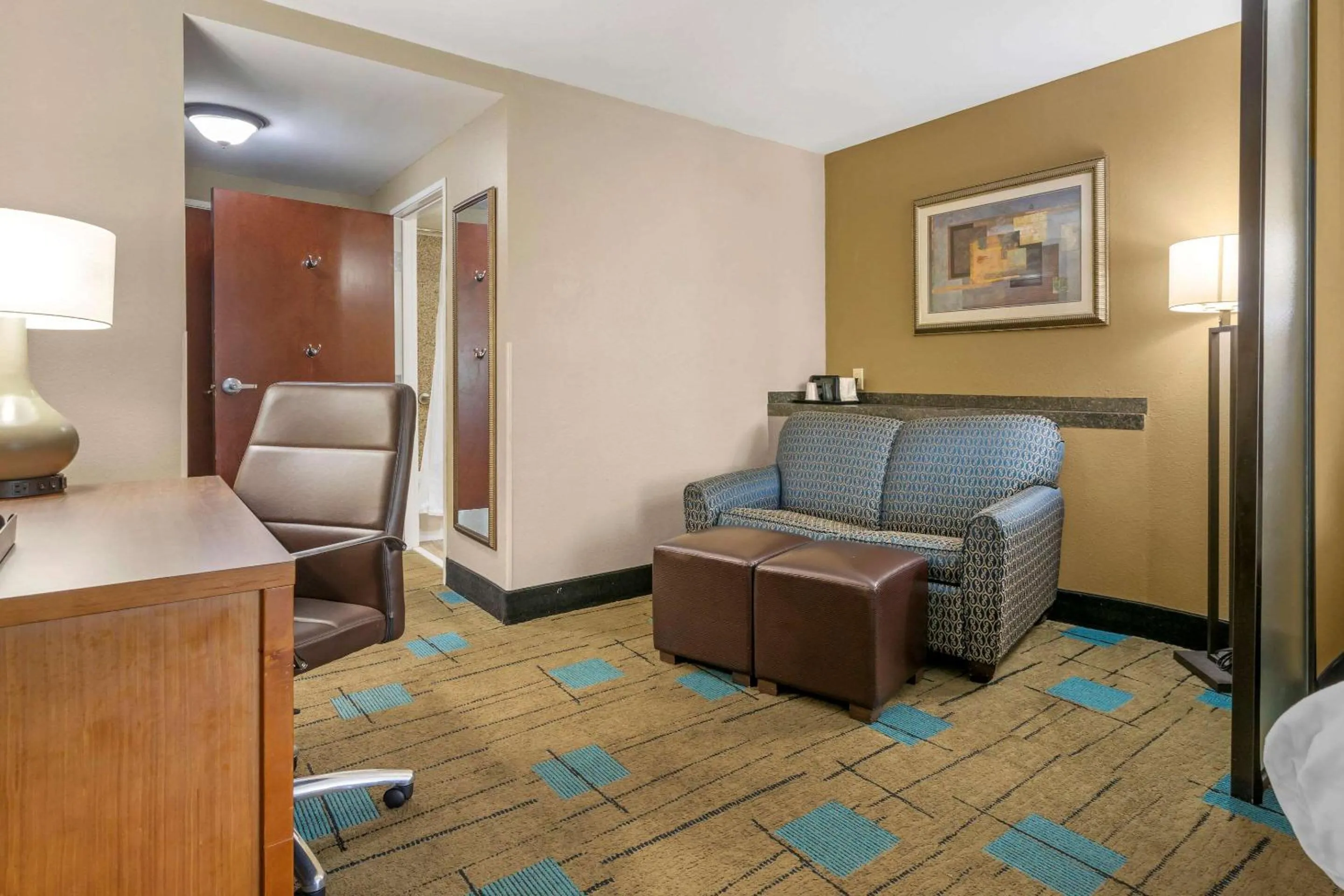 Photo of the whole room in Comfort Suites near MCAS Beaufort