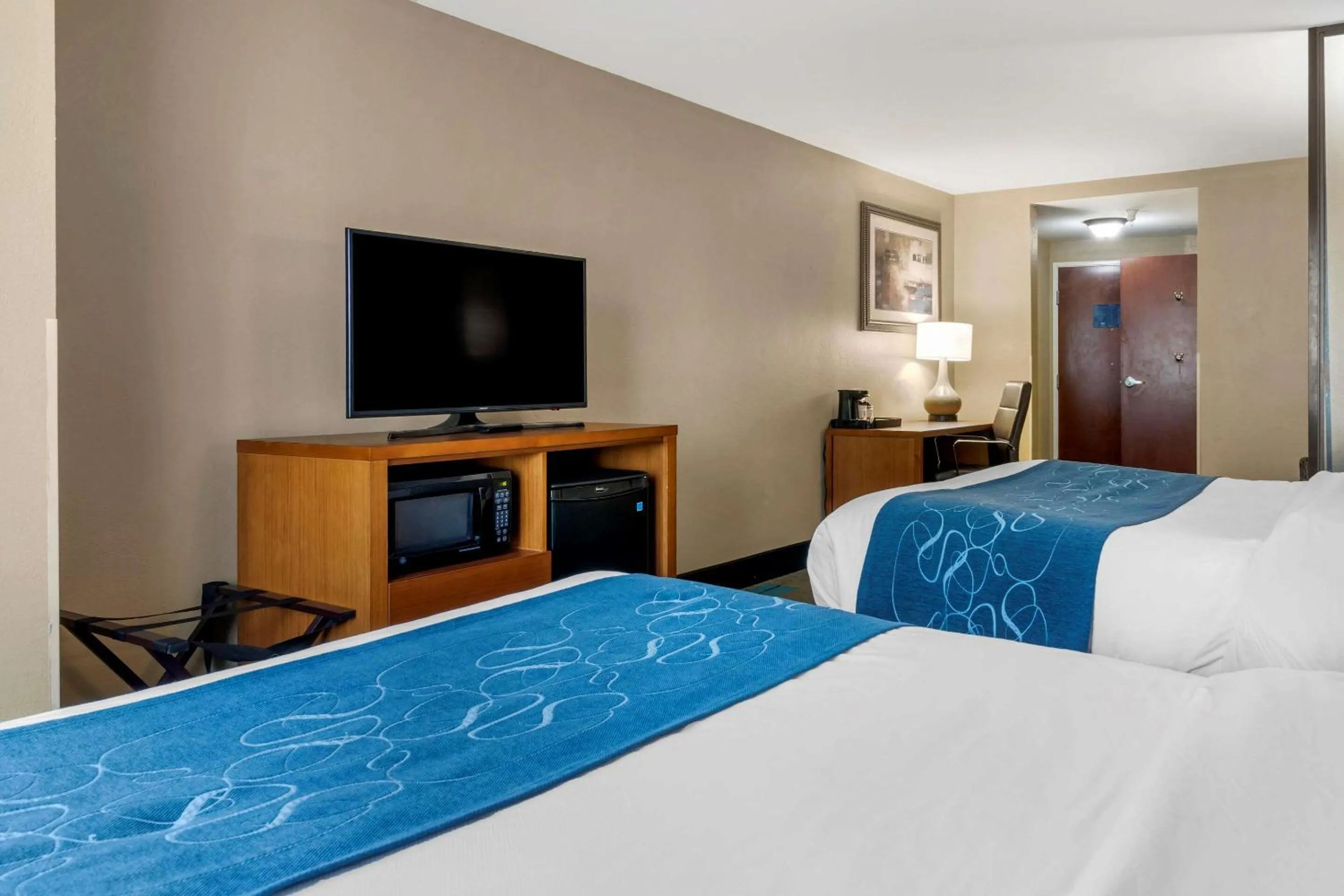 Photo of the whole room, Bed in Comfort Suites near MCAS Beaufort