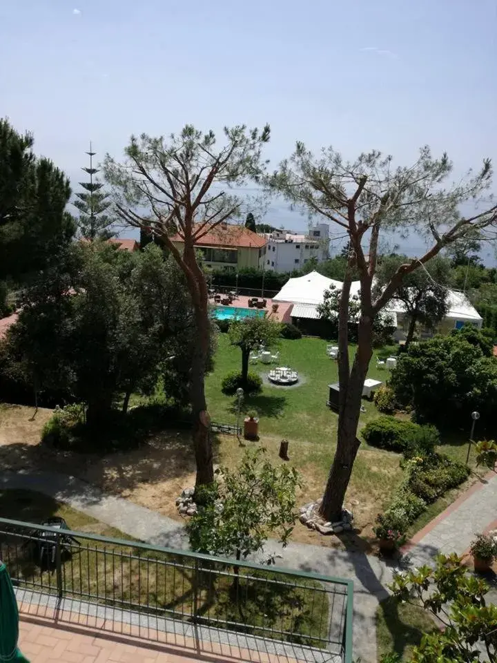 Apartment with Pool View in Residence la Vignetta Apartment with Pool View in Residence la Vignetta