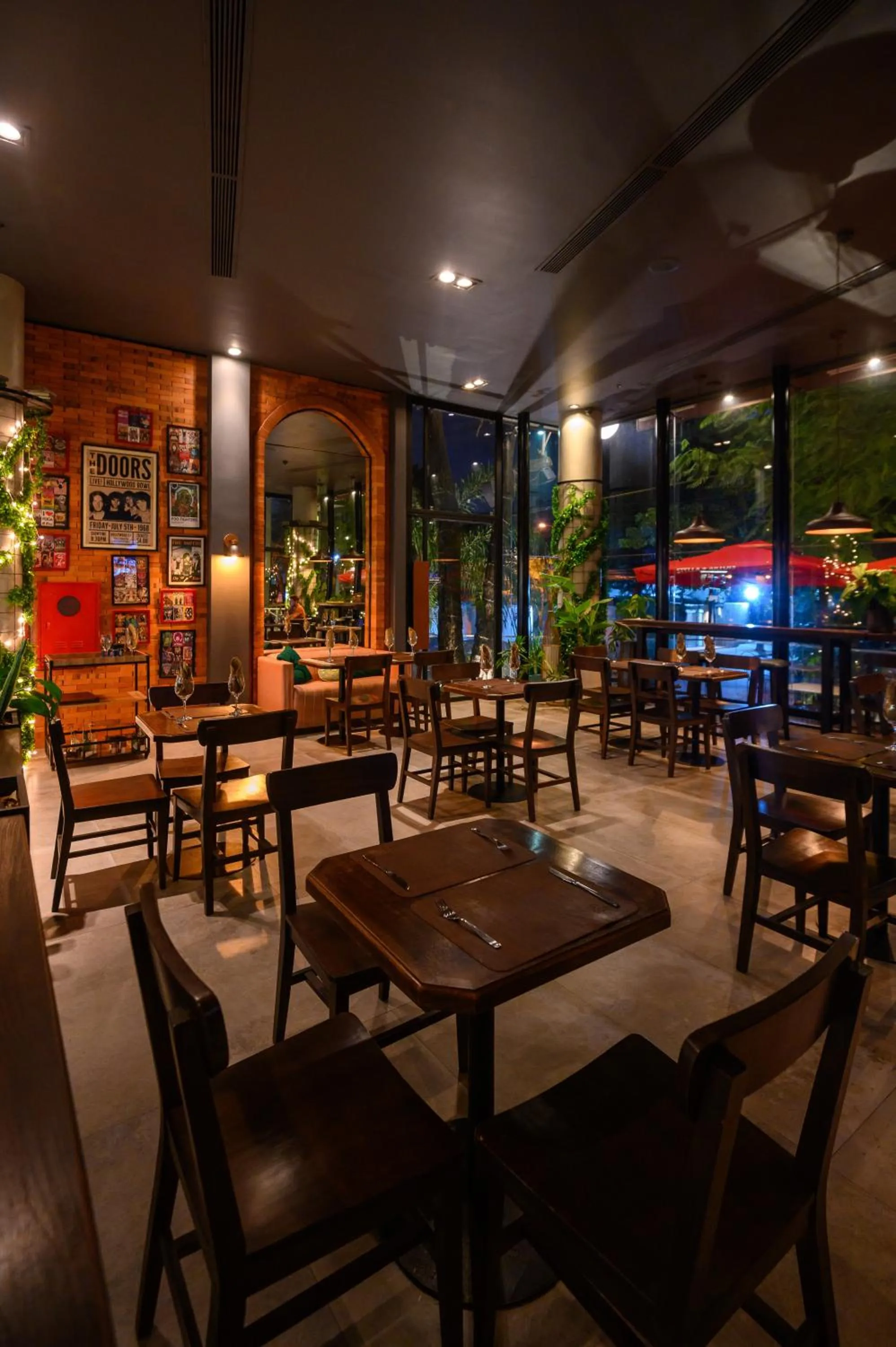 Restaurant/places to eat in Five Hotel & Residences