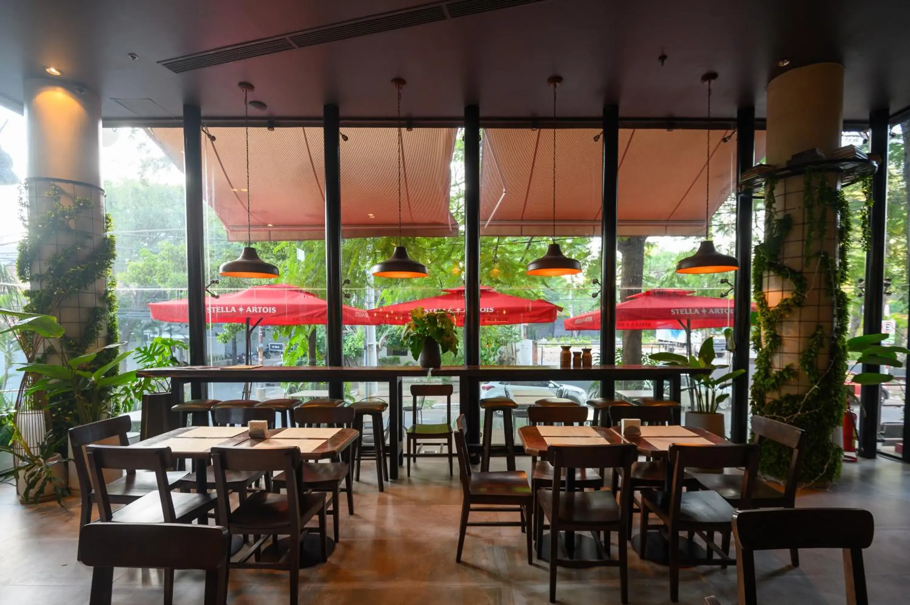 Restaurant/places to eat in Five Hotel & Residences Restaurant/places to eat in Five Hotel & Residences