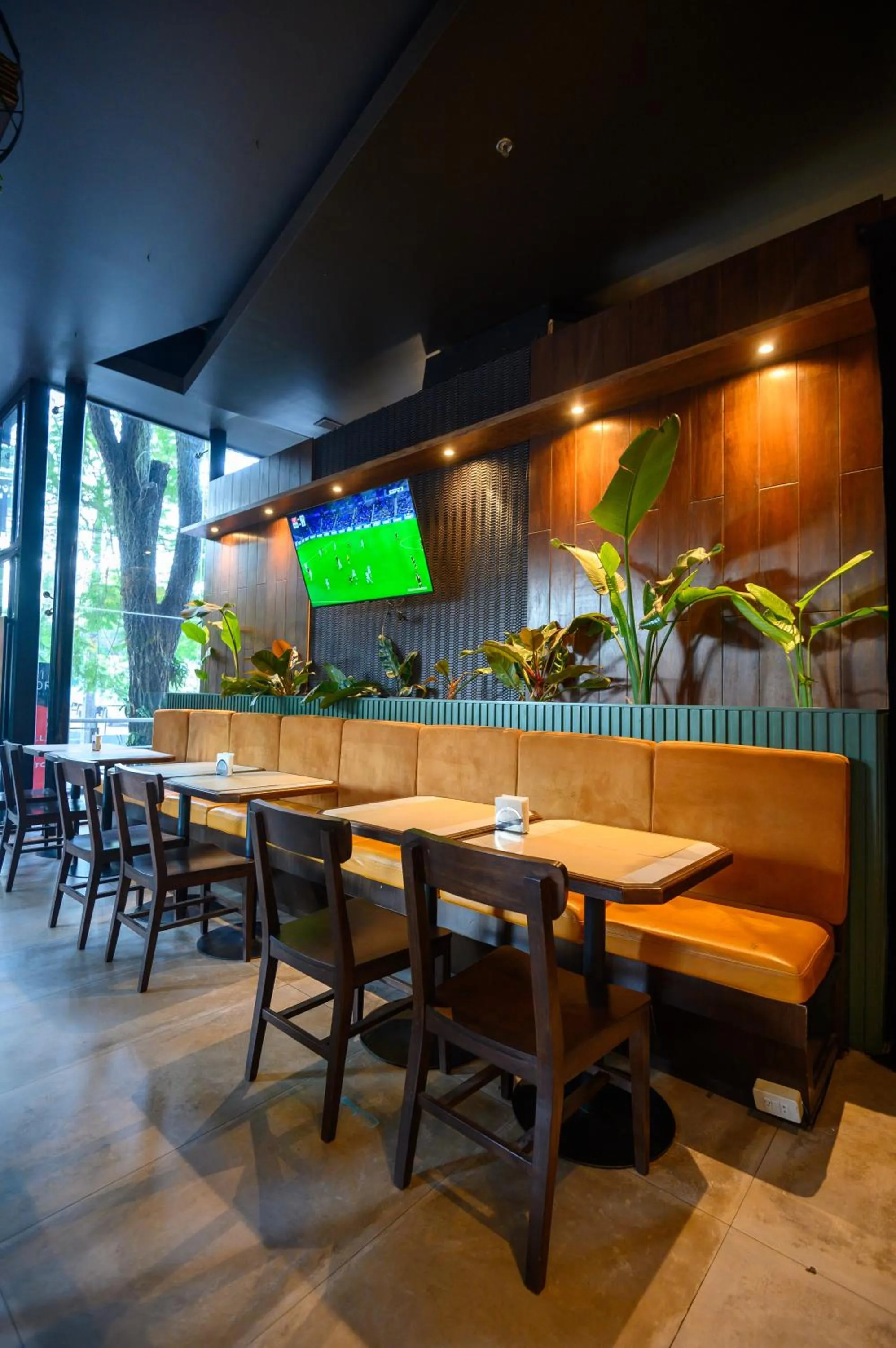 Restaurant/places to eat in Five Hotel & Residences