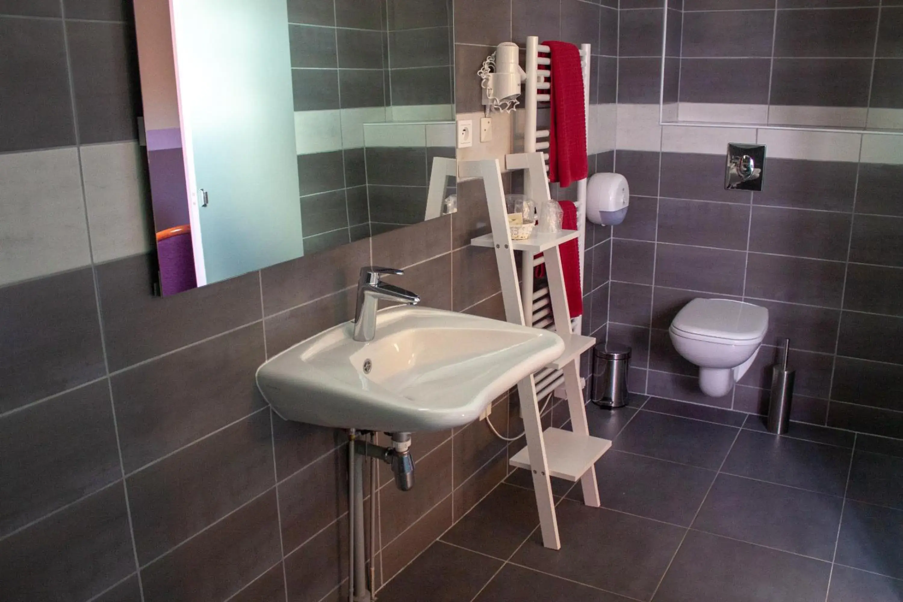 Shower in Relais Vosgien - Hôtel Restaurant "la Table de Sophia" Shower in Relais Vosgien - Hôtel Restaurant "la Table de Sophia"