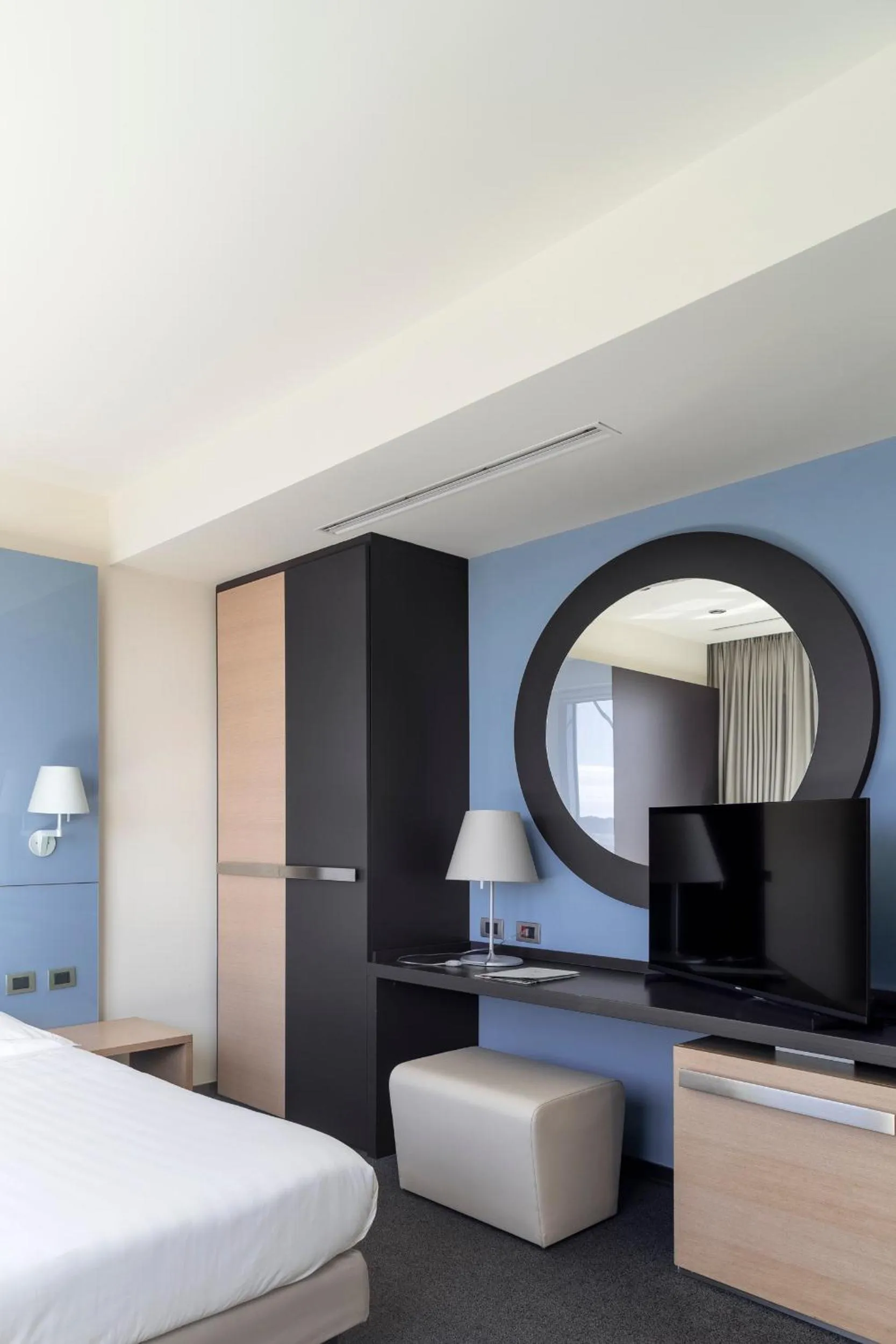 TV and multimedia, Bed in UNA HOTELS T Hotel Cagliari