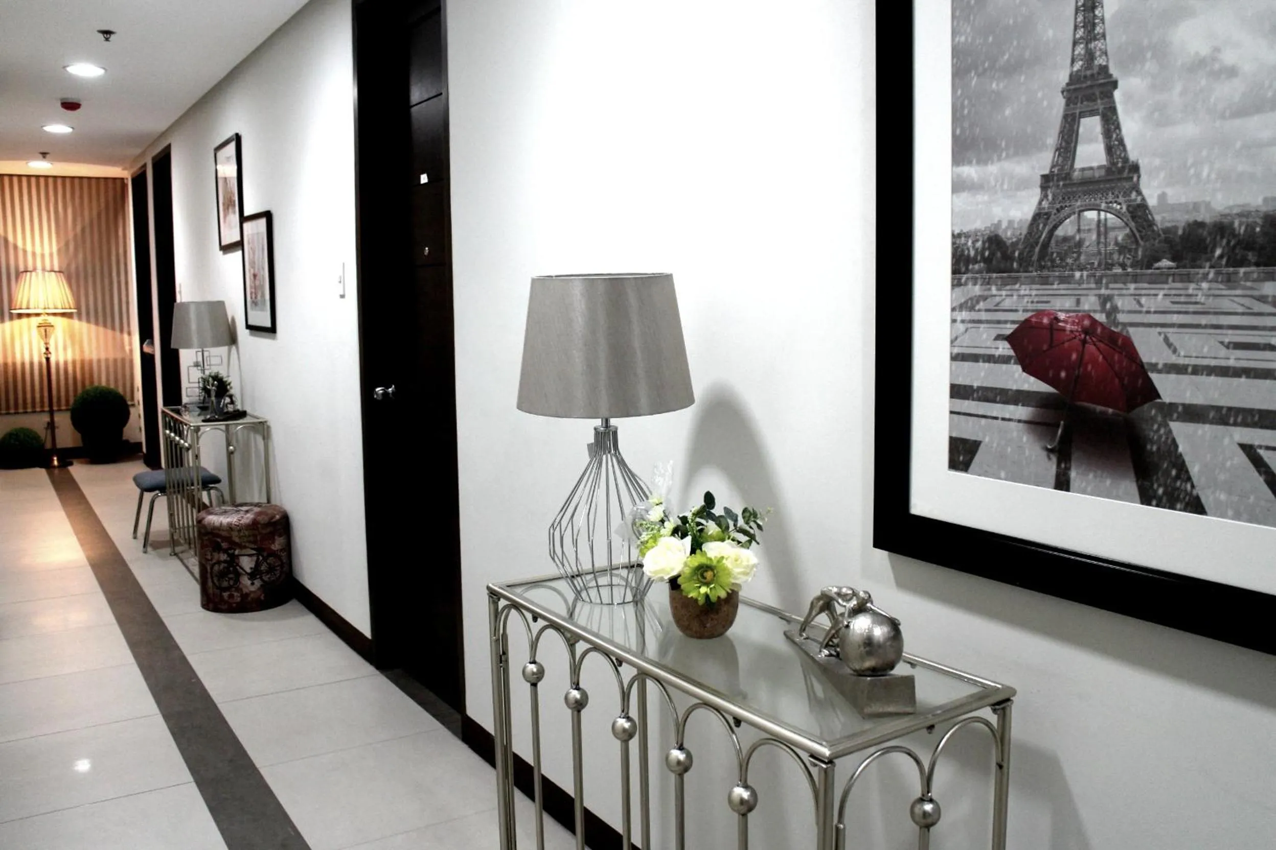 Seating area in Food District Hostel - Ortigas Kapitolyo