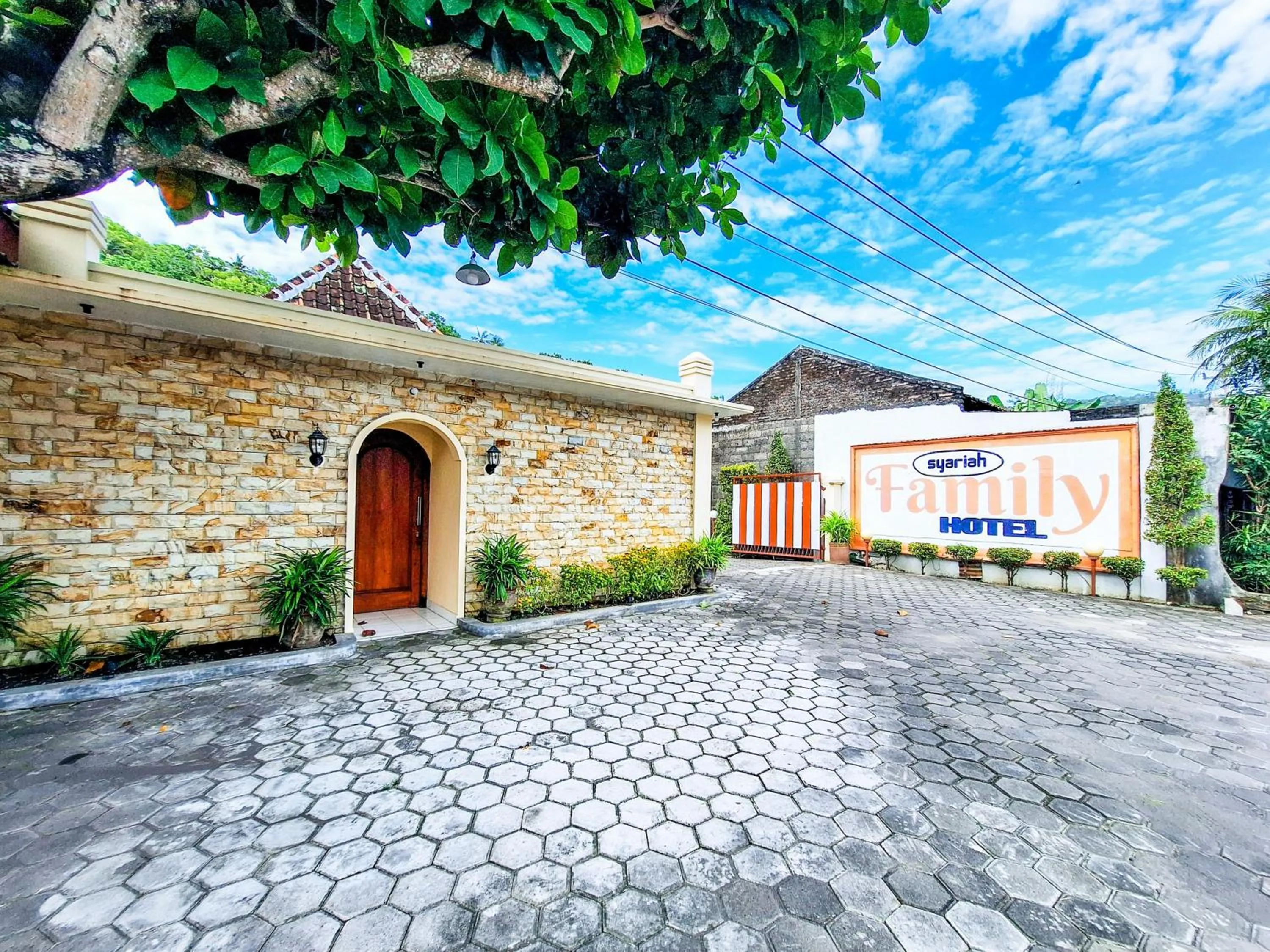 Facade/entrance in Hotel Family Syariah 1 Parangtritis RedPartner