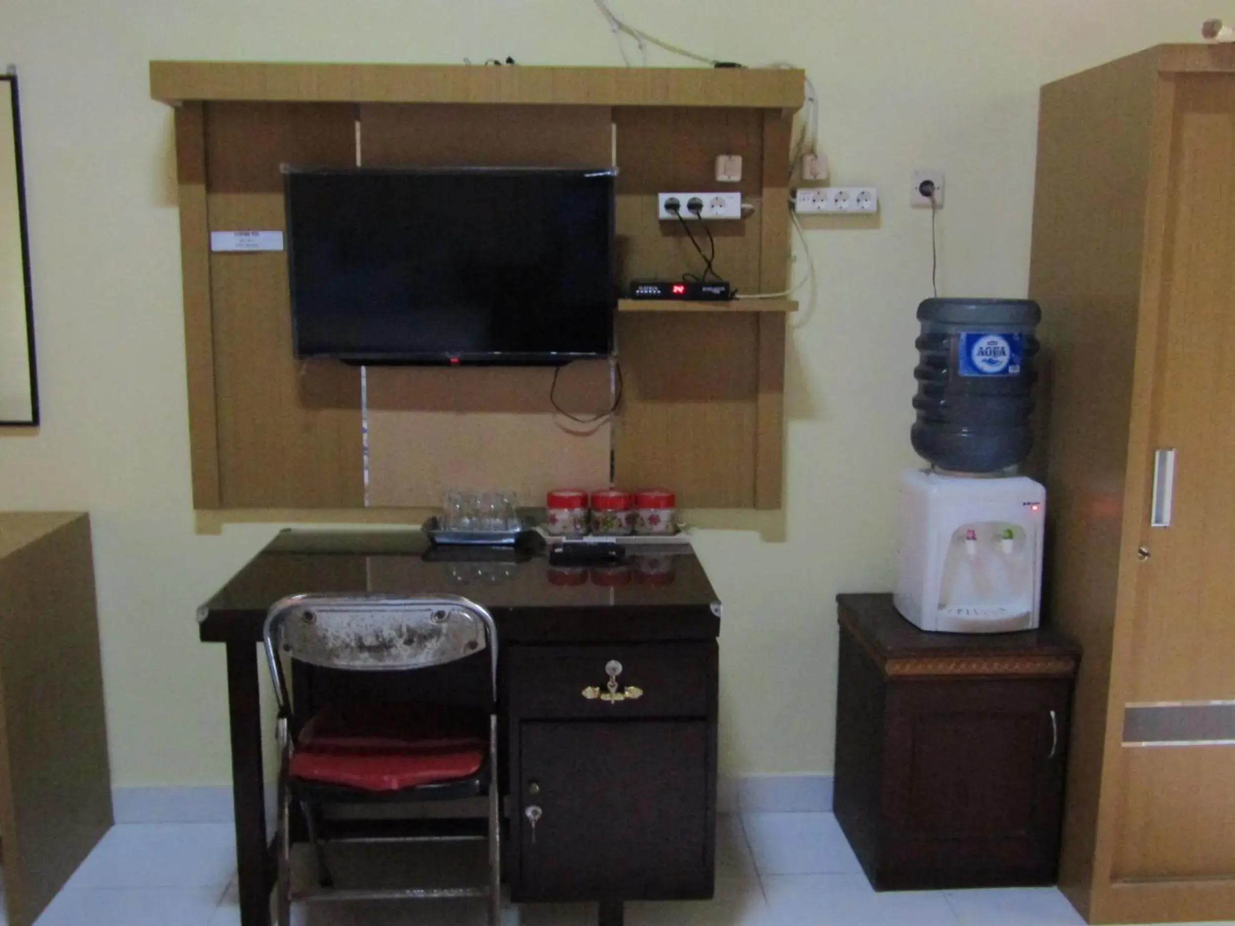 TV/Entertainment Center in Hotel Family Syariah 1