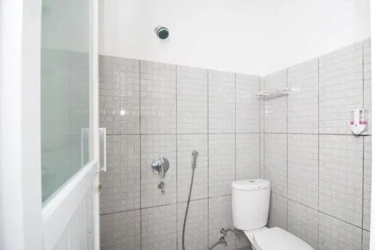 Bathroom in RedDoorz Plus Syariah at Polamas Andalas