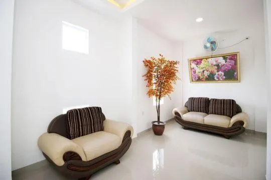 Seating area in RedDoorz Plus Syariah at Polamas Andalas