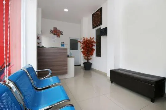 Seating area in RedDoorz Plus Syariah at Polamas Andalas