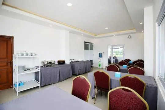 Seating area in RedDoorz Plus Syariah at Polamas Andalas