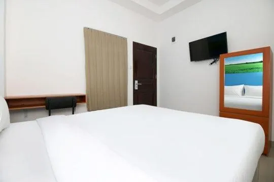Bedroom, Bed in RedDoorz Plus Syariah at Polamas Andalas
