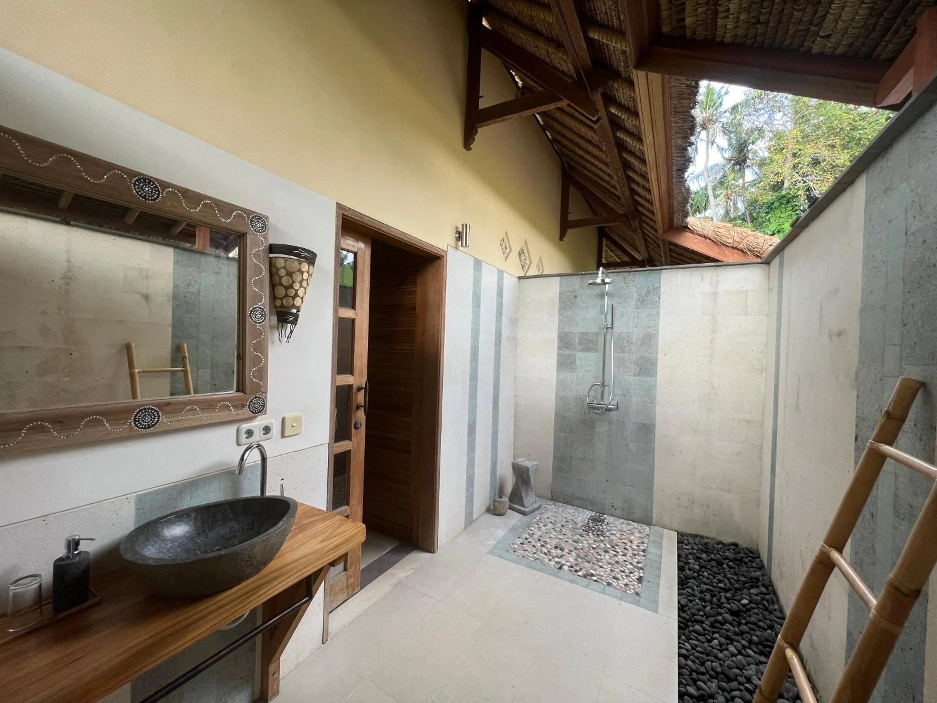 Bathroom in Two Smiling Buddhas