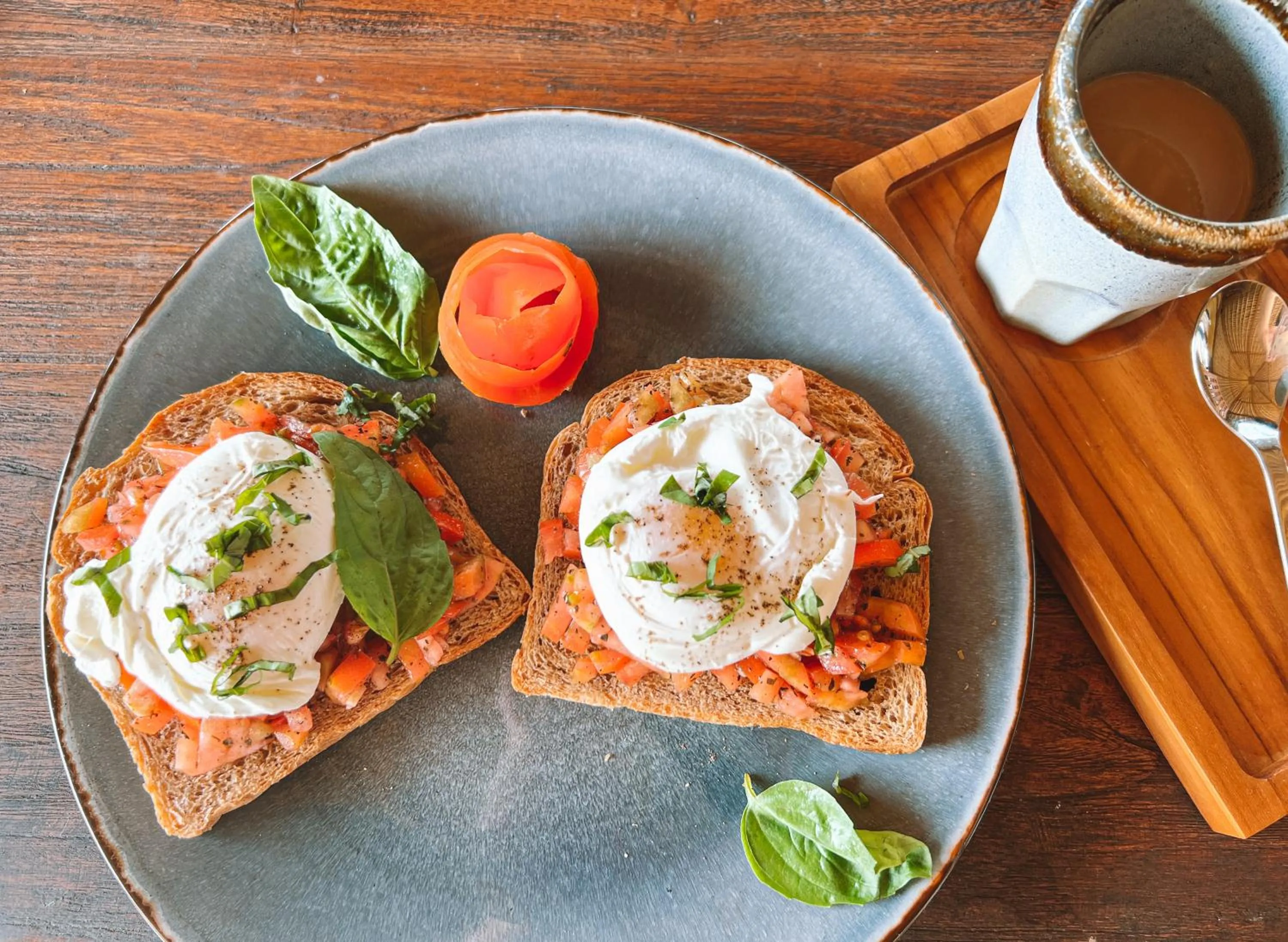 Food and drinks in Two Smiling Buddhas