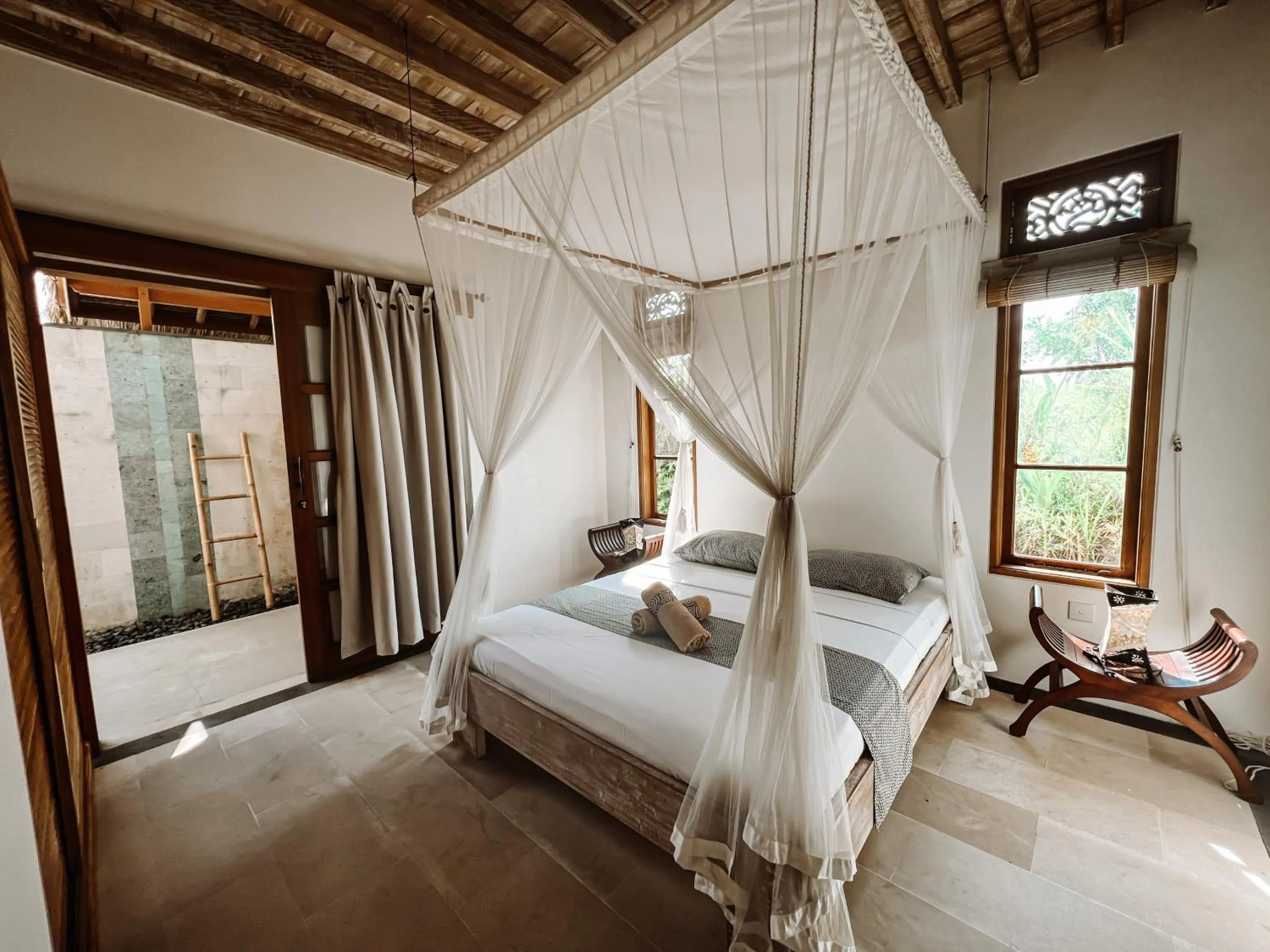 Bed in Two Smiling Buddhas