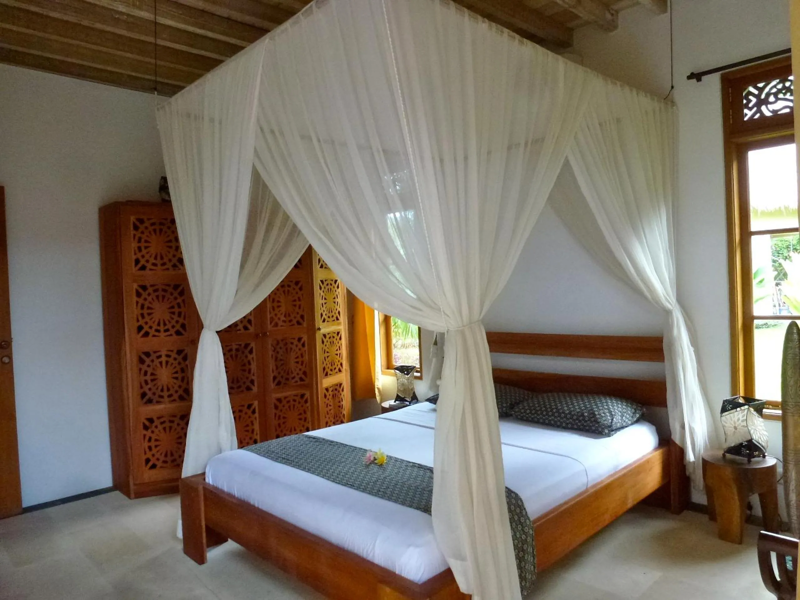 Bed in Two Smiling Buddhas