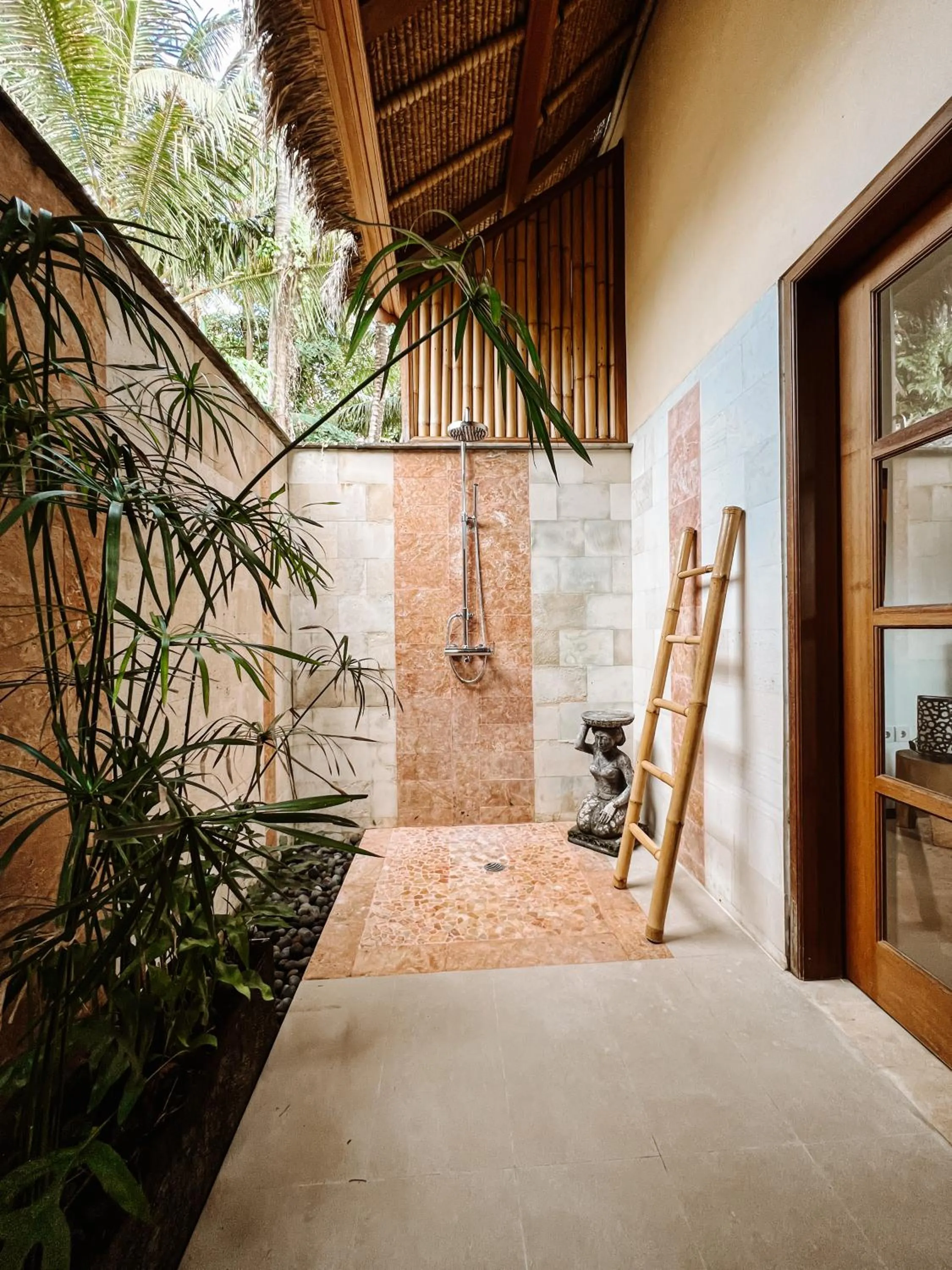 Bathroom in Two Smiling Buddhas