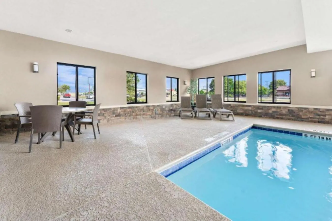 Swimming pool in Comfort Suites near Robins Air Force Base