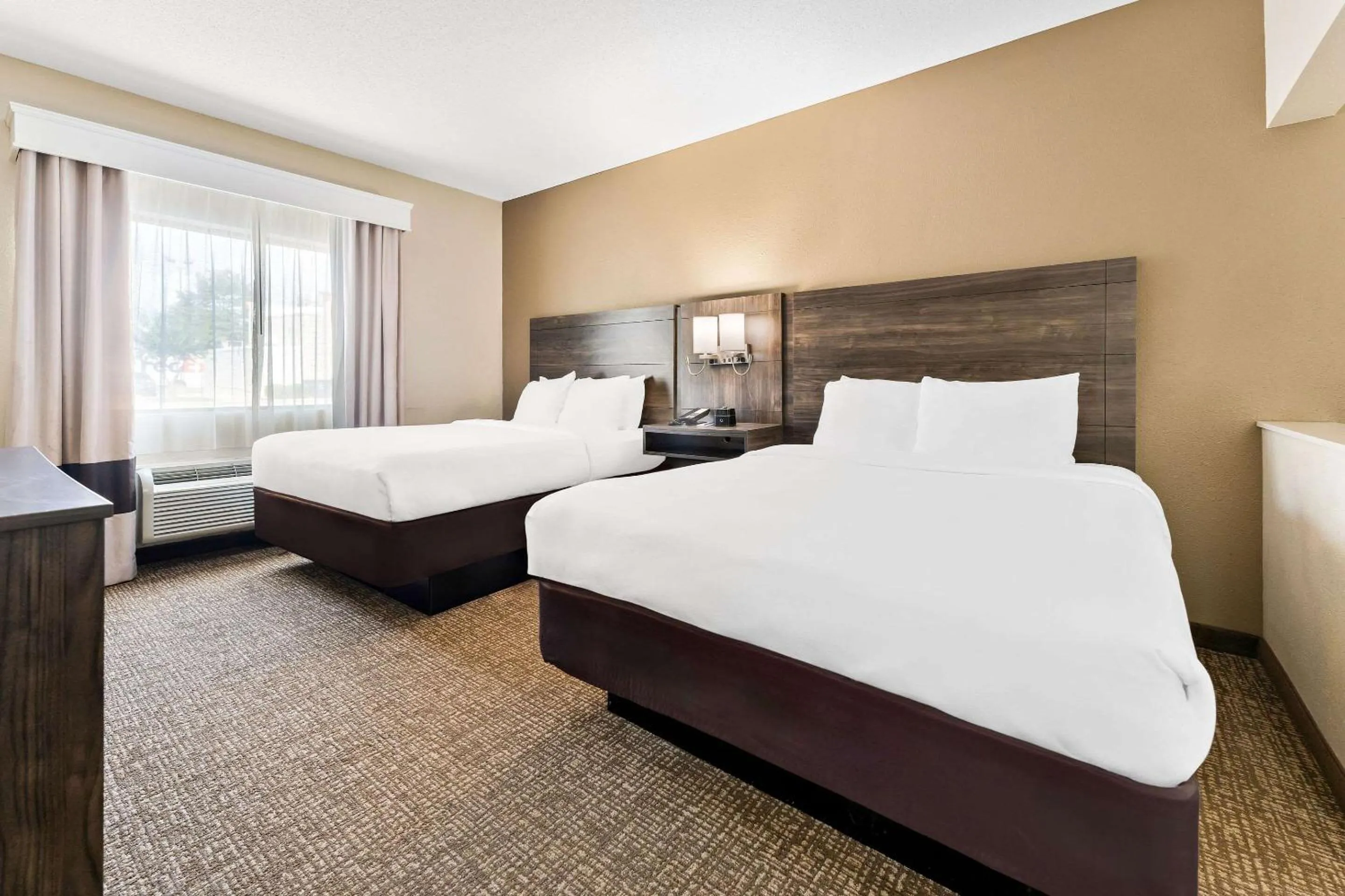 Bedroom, Bed in Comfort Suites near Robins Air Force Base