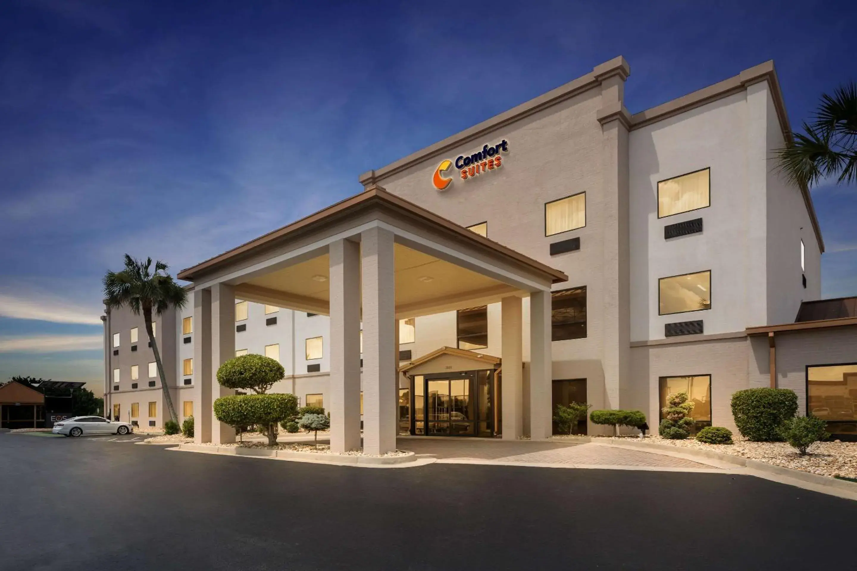 Property building in Comfort Suites near Robins Air Force Base Property building in Comfort Suites near Robins Air Force Base