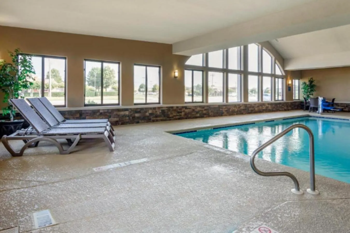 Swimming pool in Comfort Suites near Robins Air Force Base