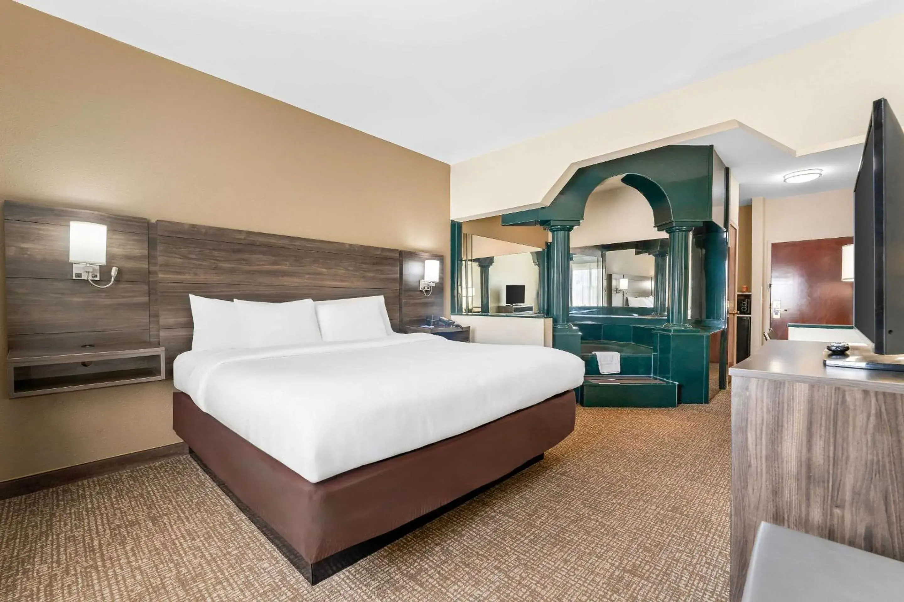 Bedroom, Bed in Comfort Suites near Robins Air Force Base Bedroom, Bed in Comfort Suites near Robins Air Force Base