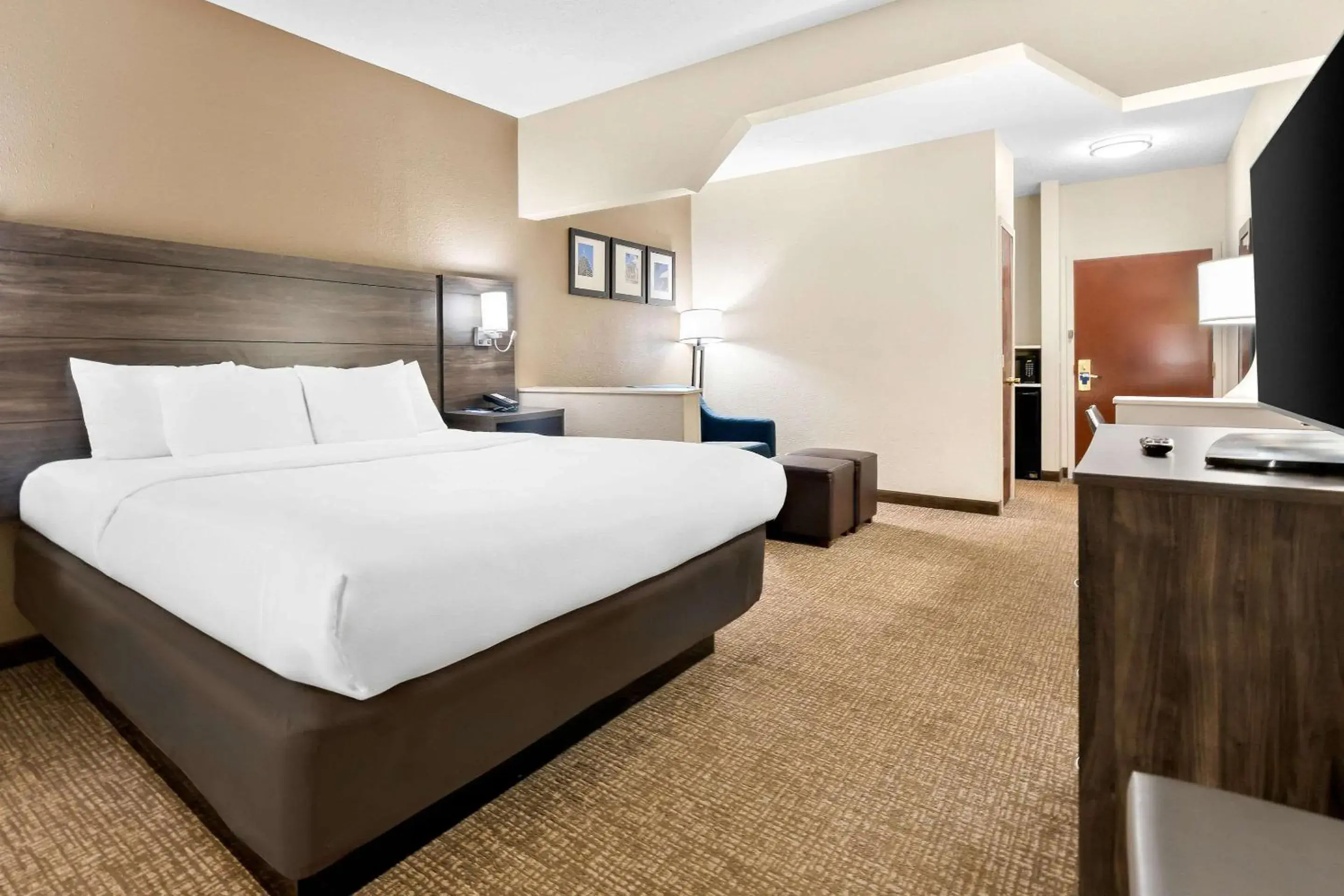 Bedroom, Bed in Comfort Suites near Robins Air Force Base Bedroom, Bed in Comfort Suites near Robins Air Force Base